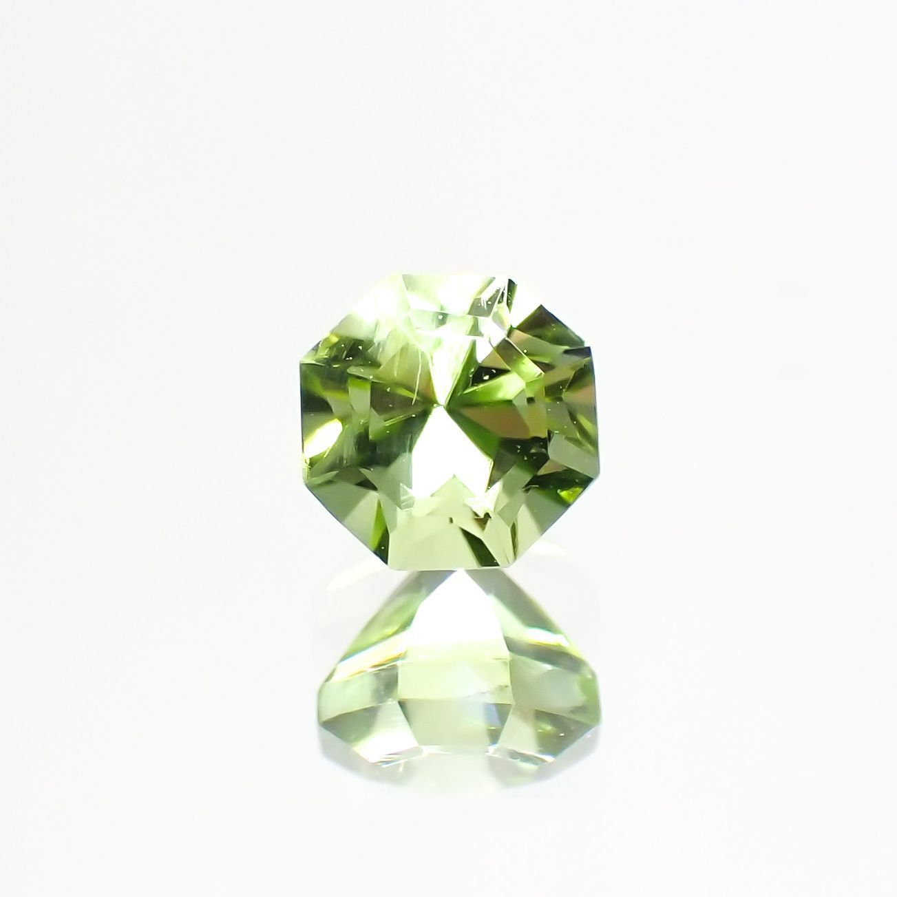 ◇オクタゴンカット◇ペリドット(宝石名ペリドット) パキスタン産 0.42ct 識別済[210913105]4.1×4mm前後