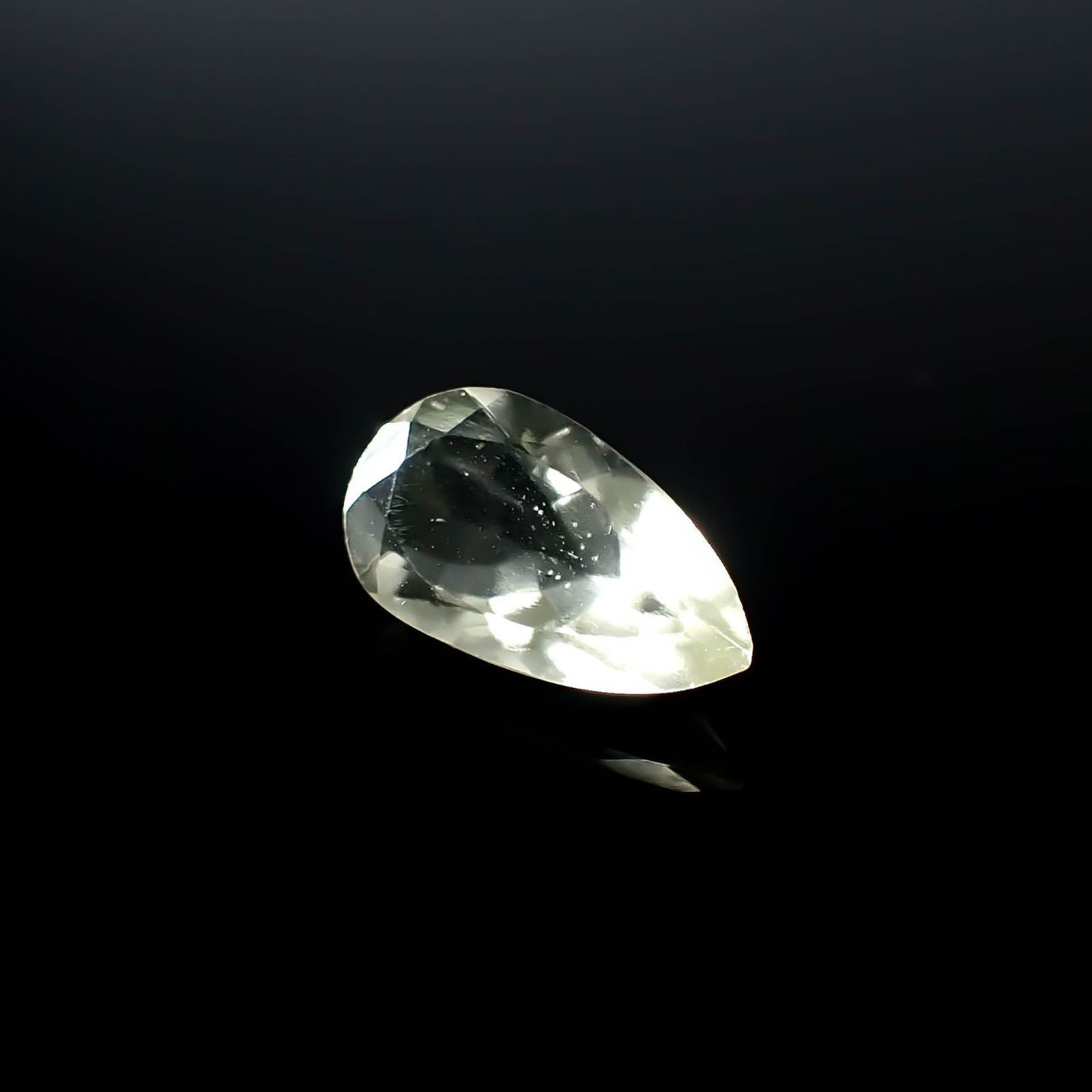 リビアングラス 発見地：エジプト・リビア砂漠 3.39ct / 15.8x8.7mm前後 [251131307]
