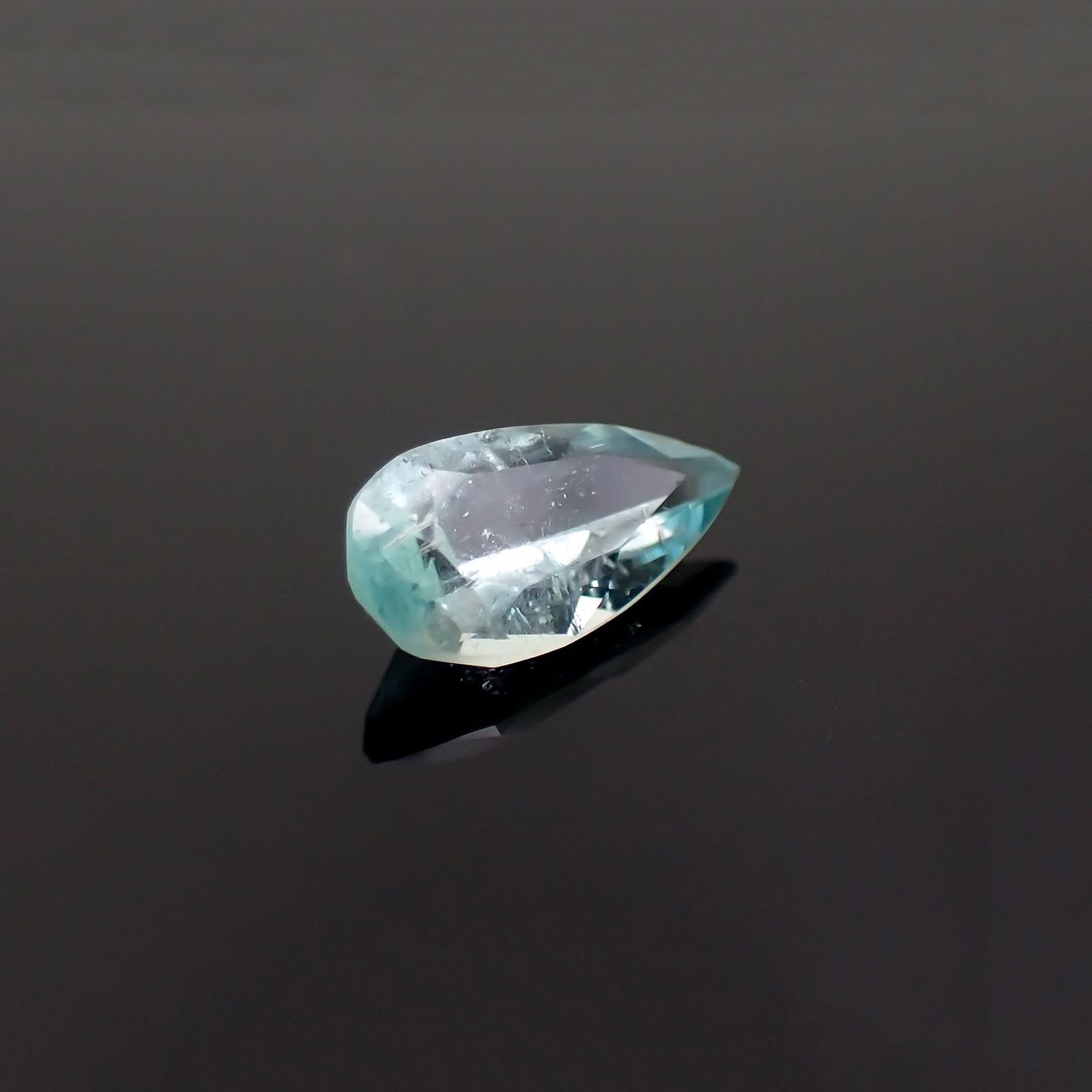 ユークレース(宝石名ブルー・ユークレース)コロンビア産 ソ付(彩珠) 0.796ct / 9.3x4.7mm前後 [221018683]