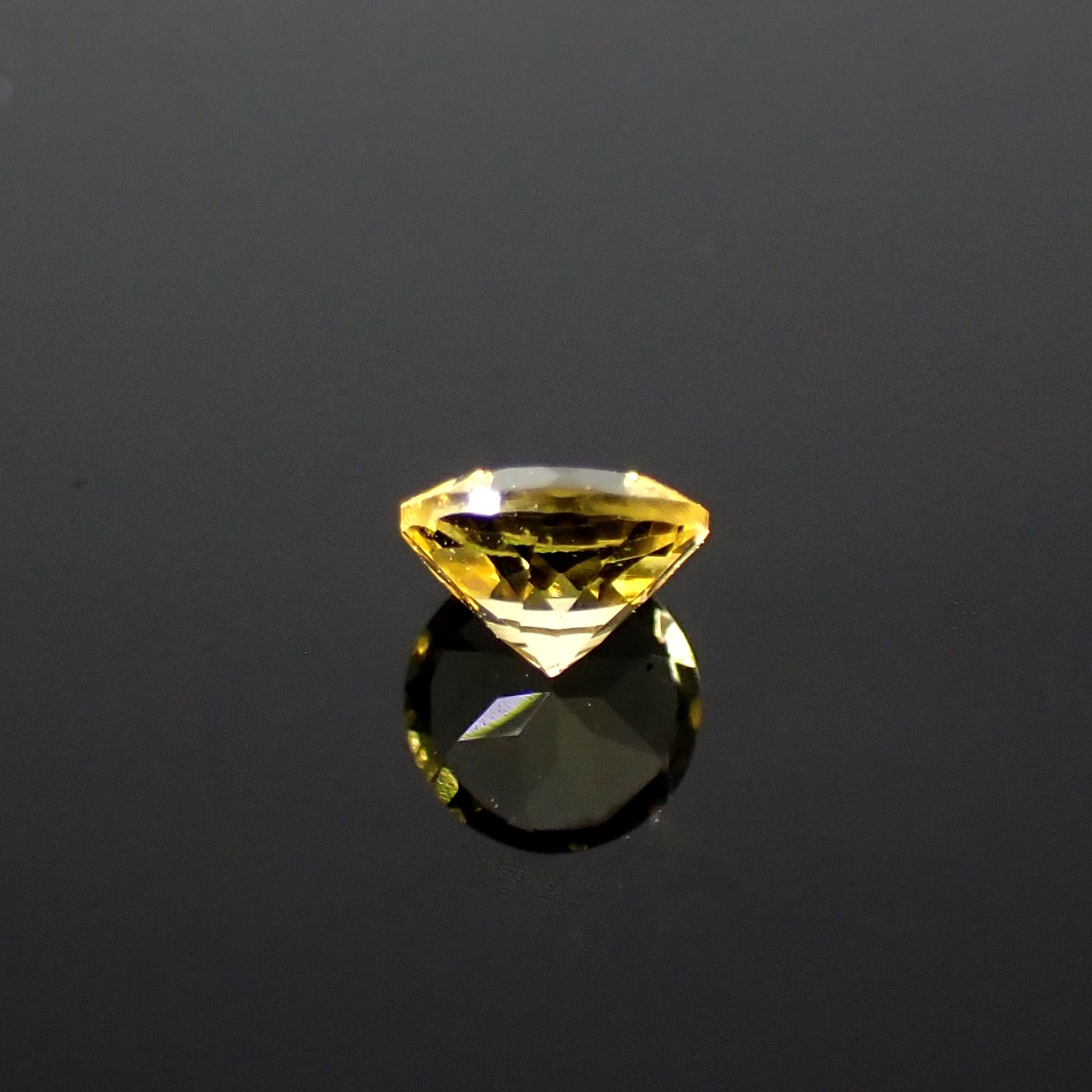 イエローダンビュライト タンザニア産 0.33ct[240125458]4.4x4.4mm前後