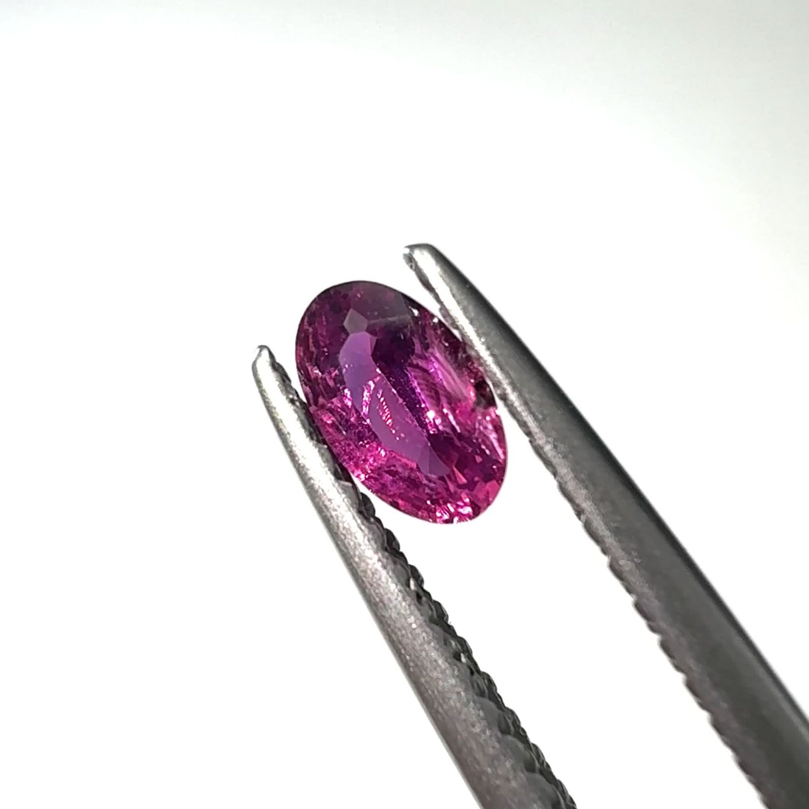 ウィンザーサファイア タンザニア・ウィンザー産 0.38ct / 5.2x3.1mm