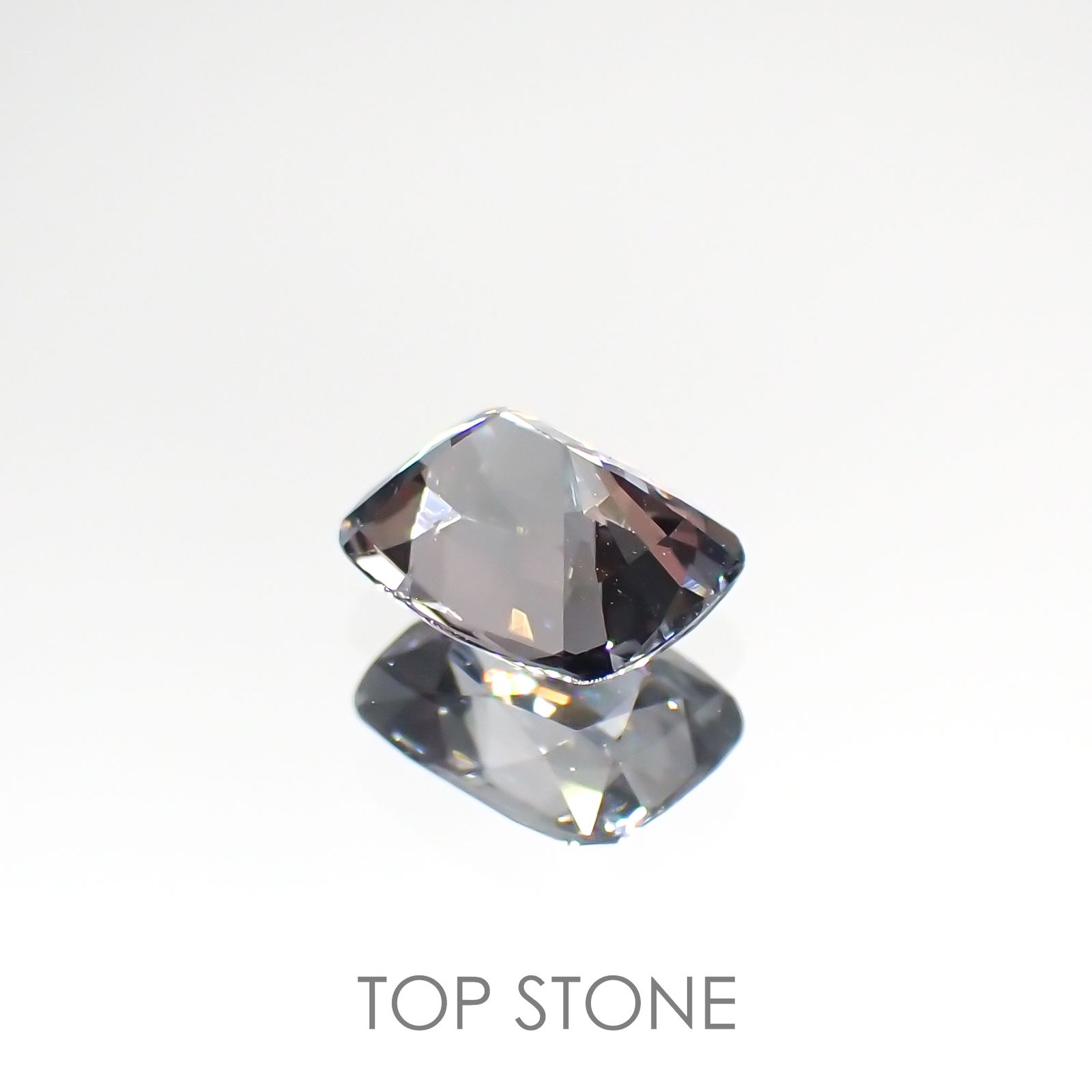 プラチナスピネル(宝石名スピネル) ビルマ産 0.975ct ソ付(彩珠)[210912849]6.3×4.9mm前後