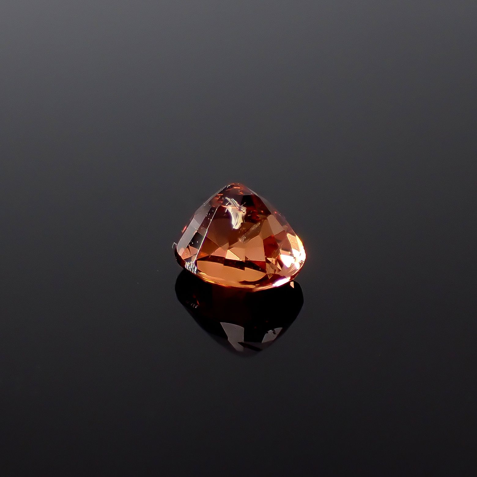 オレンジゾイサイト(宝石名ゾイサイト)タンザニア産 識別済 0.69ct / 5.4x4.4mm前後 [251231473]