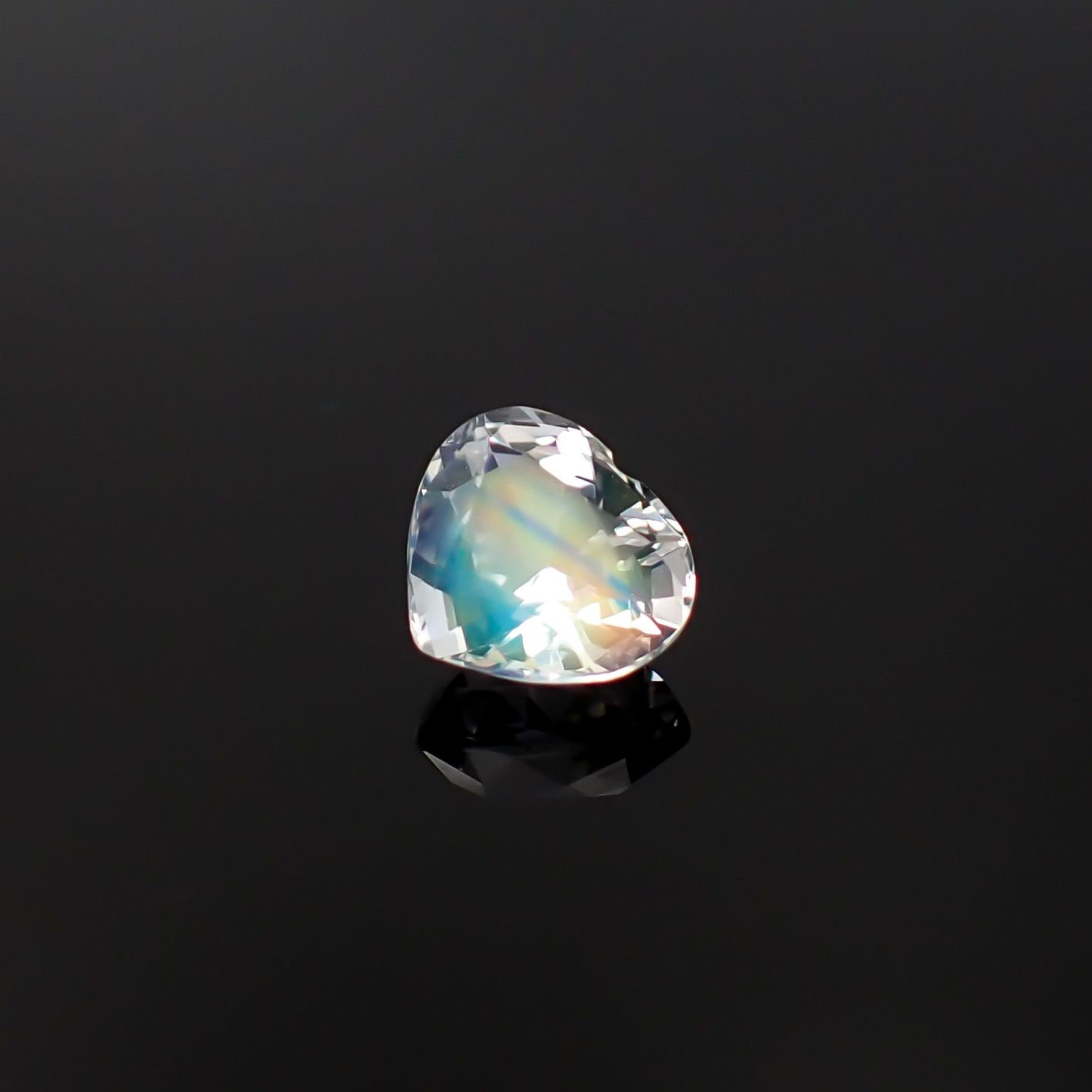 レインボームーンストーン マダガスカル産 1.03ct / 6.9x6.2mm前後 [260632380]