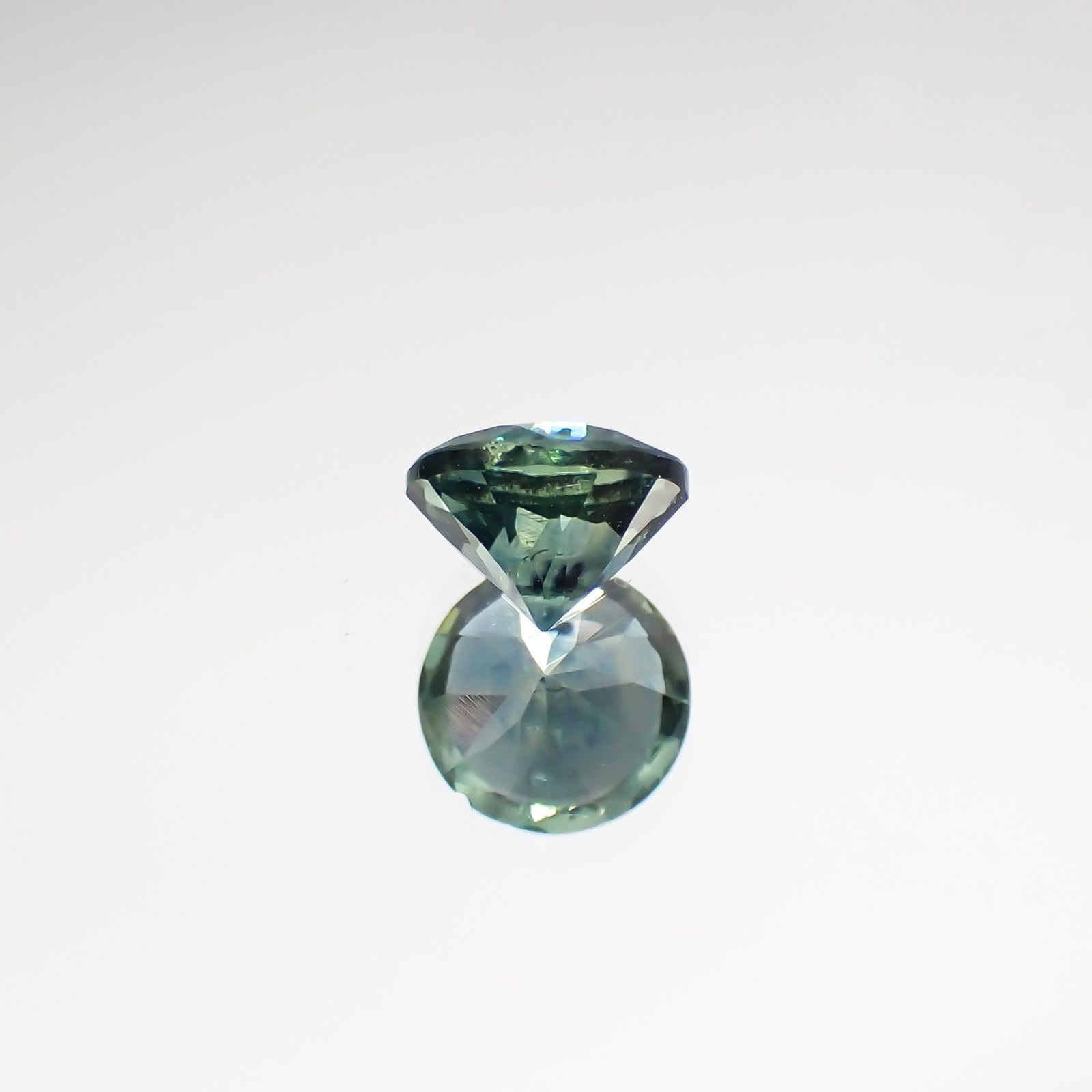 モンタナサファイア(宝石名ブルー・サファイア) アメリカ・モンタナ州産 0.677ct ソ付(彩珠)[210711668]5×5mm前後