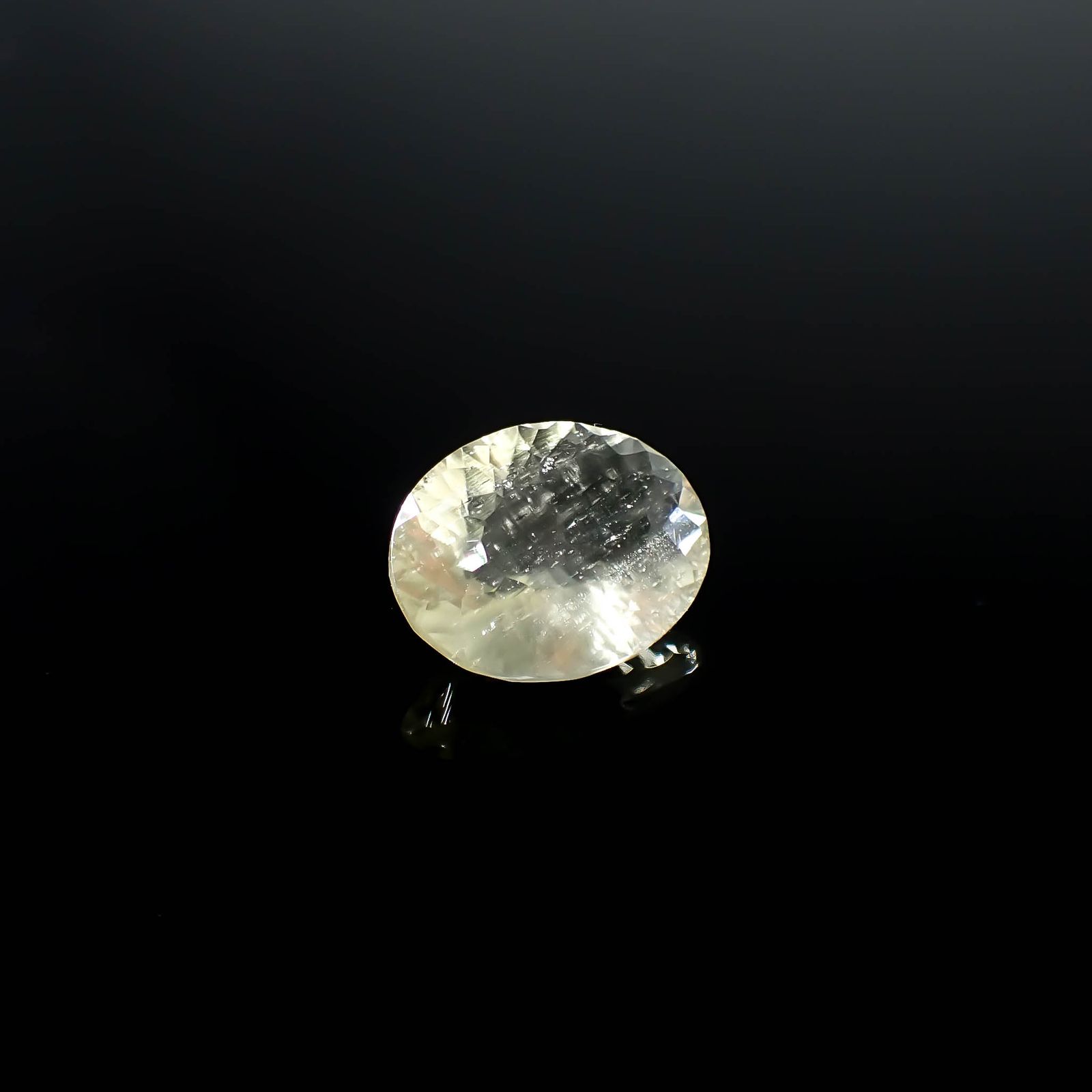 リビアングラス 発見地：エジプト・リビア砂漠 8.27ct / 16.5x12.9mm前後 [251131302]