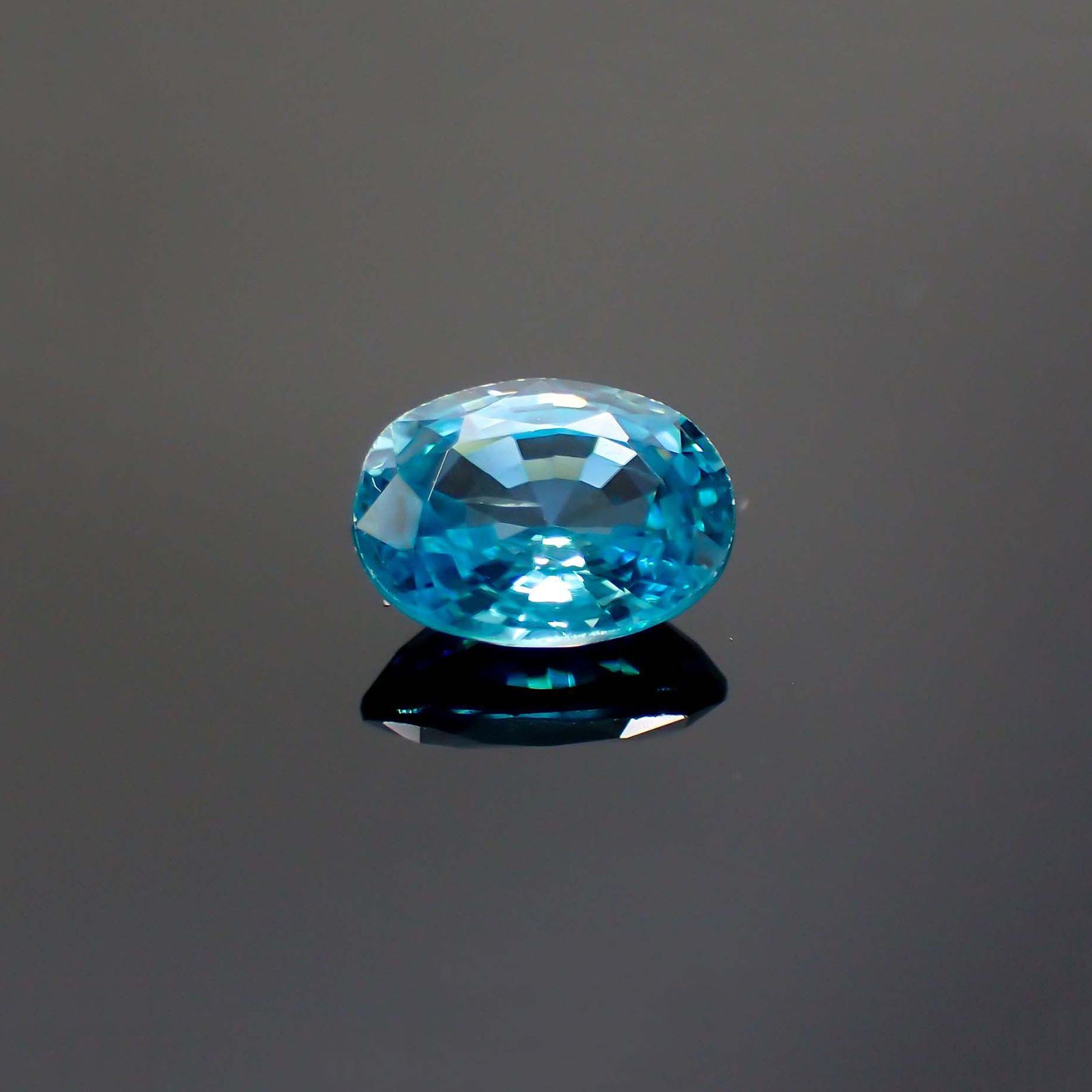 ブルージルコン(宝石名ジルコン) カンボジア産 1.82ct 識別済[251013451]7.8×6mm前後