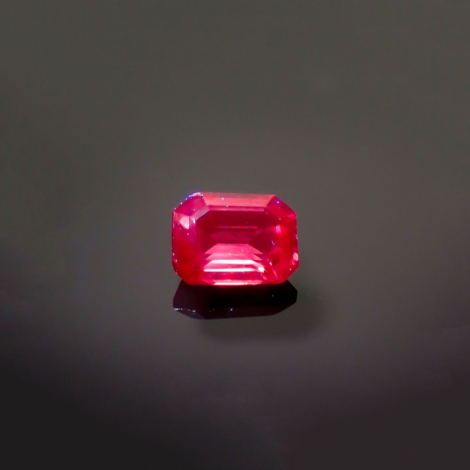 ルビー(宝石名ルビー)タンザニア産 0.24ct 識別済[220115044]3.9x2.9mm前後