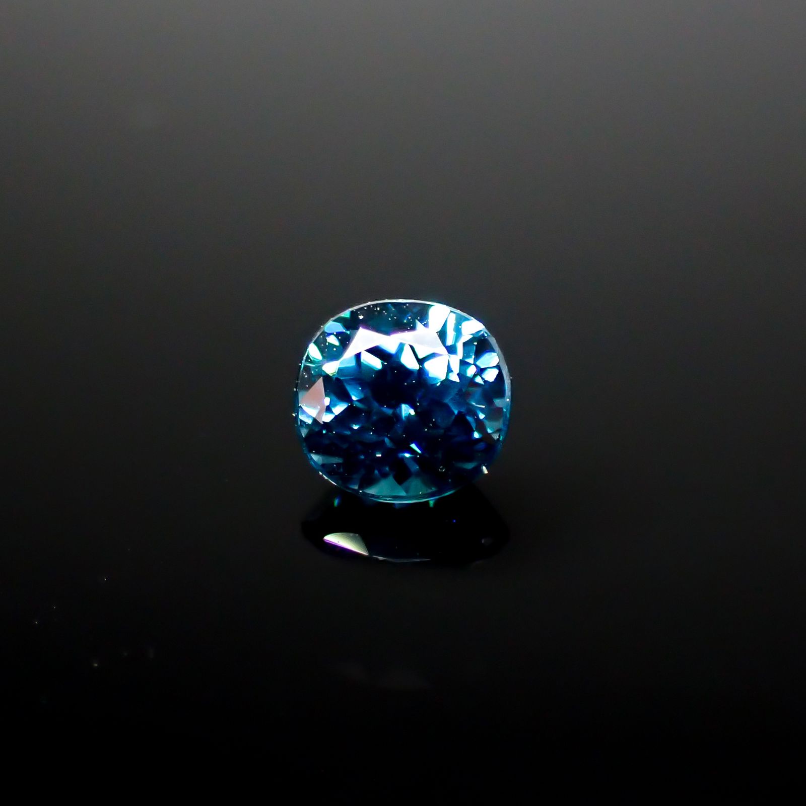 ラタナキリブルージルコン カンボジア産 0.69ct[240728491]4.8x4.5mm前後