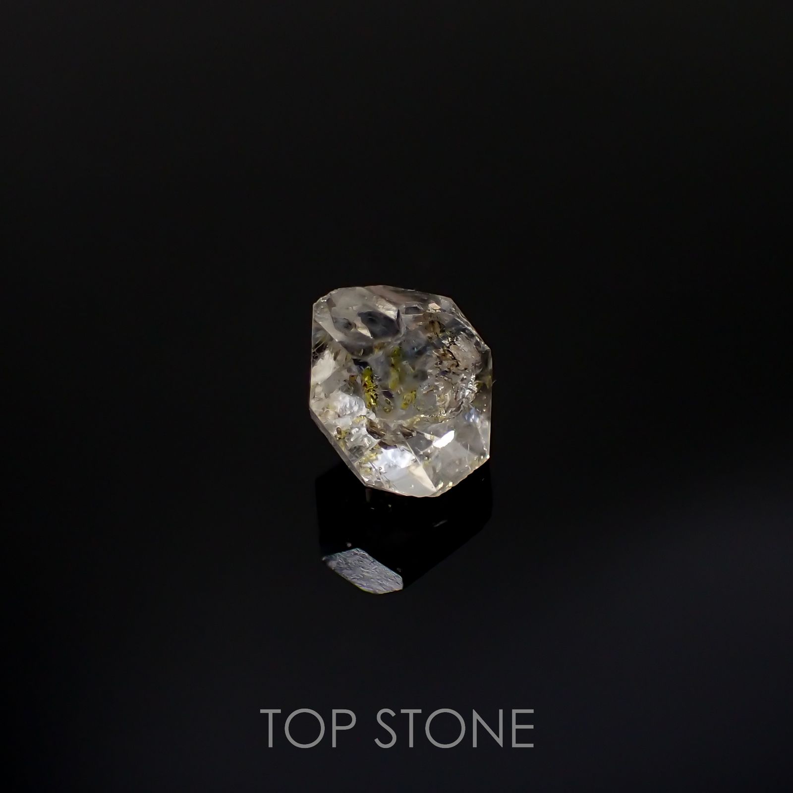 オイルインクォーツ 原石 パキスタン産 1.60ct[220616494]7.9x7.1mm前後