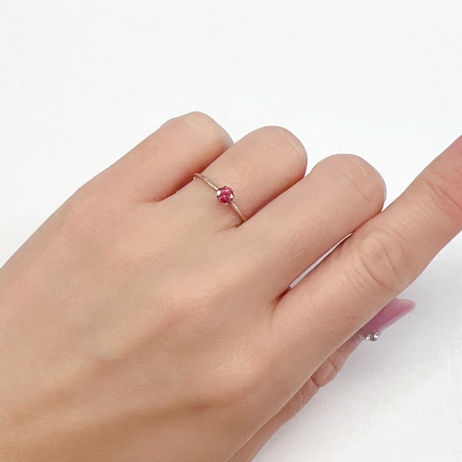 ホットピンクスピネル タンザニア産 0.31ct[231224513]3.6x3.4mm前後