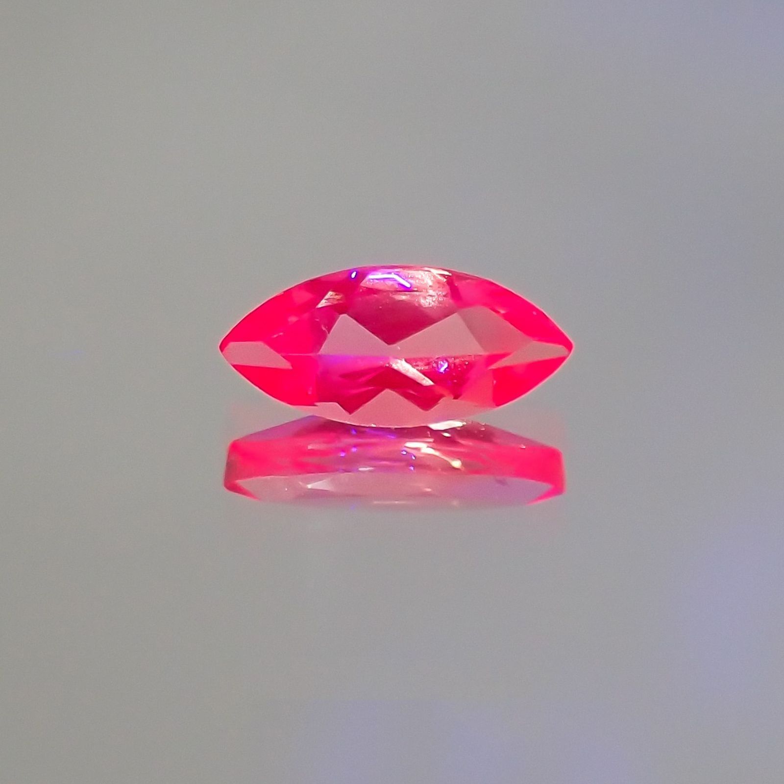 ホットピンクスピネル(宝石名ピンク・スピネル)タンザニア産 識別済 0.34ct / 7.2x3.3mm前後 [230823043]