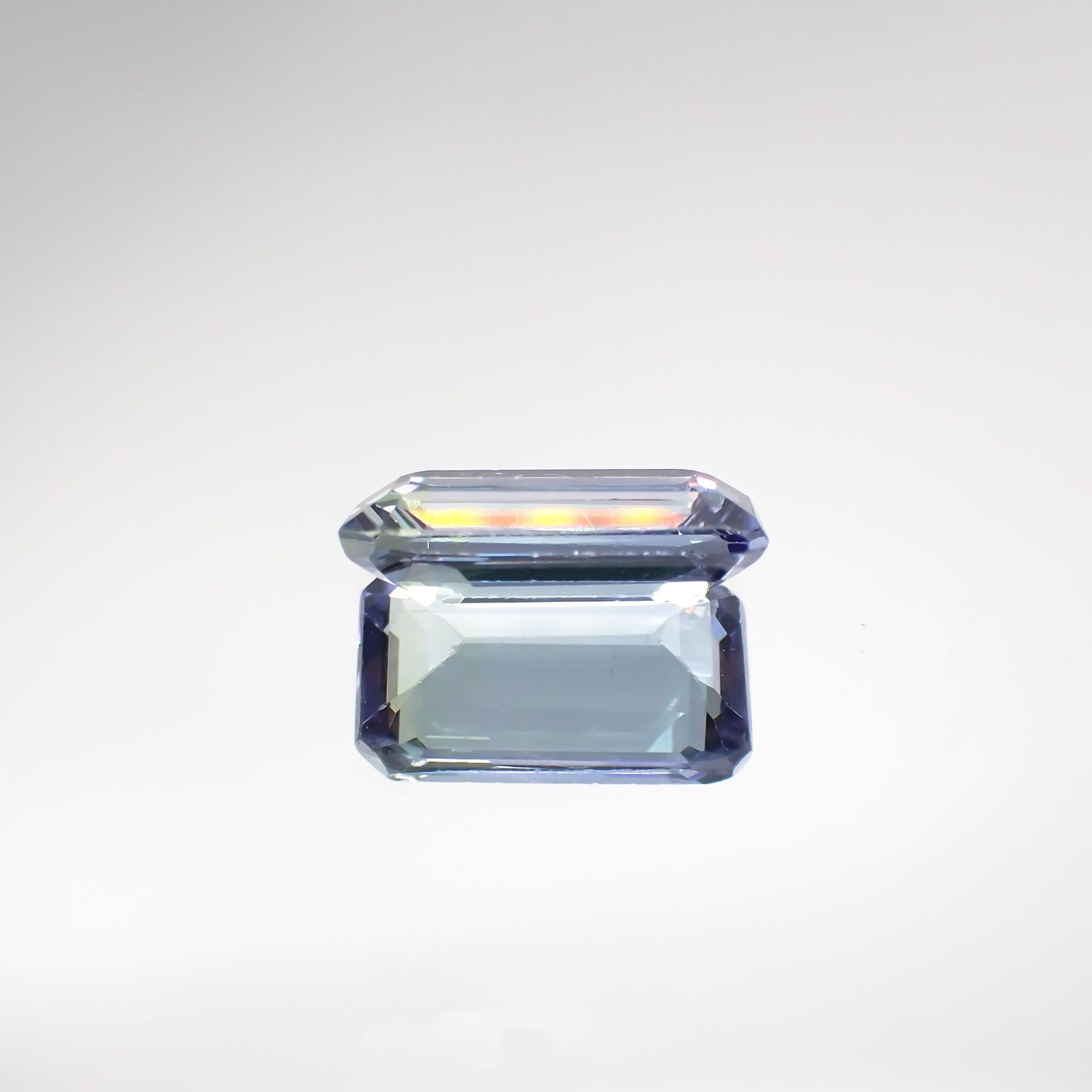 パーティカラータンザナイト(宝石名パーティカラード・ゾイサイト) タンザニア産 2.200ct ソ付(彩珠)[210711825]10.6×5.9mm前後