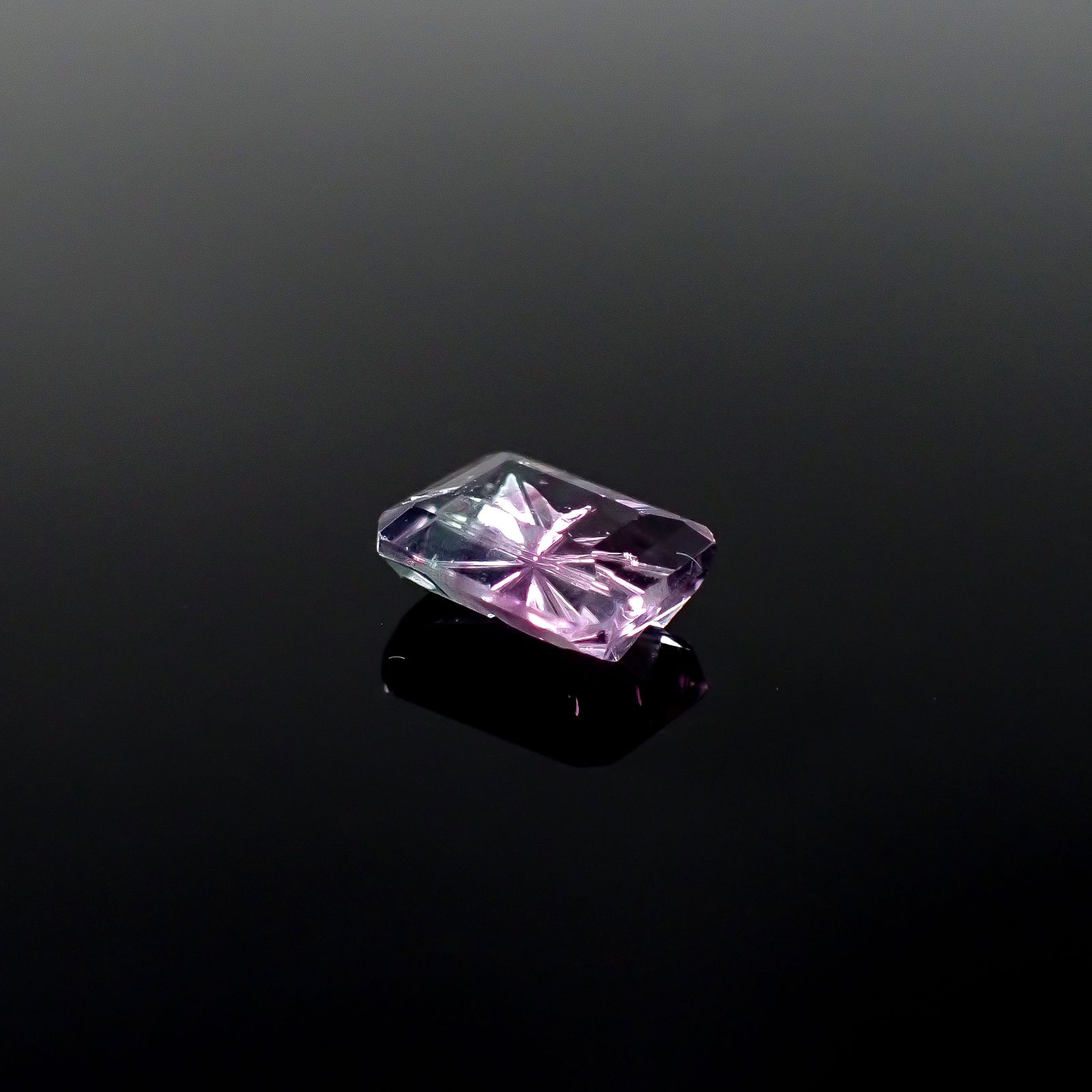 ◇甲州貴石切子Plus Three◇パーティカラーフローライト ブラジル産 2.36ct / 8.9x6.9mm前後 [251231453]