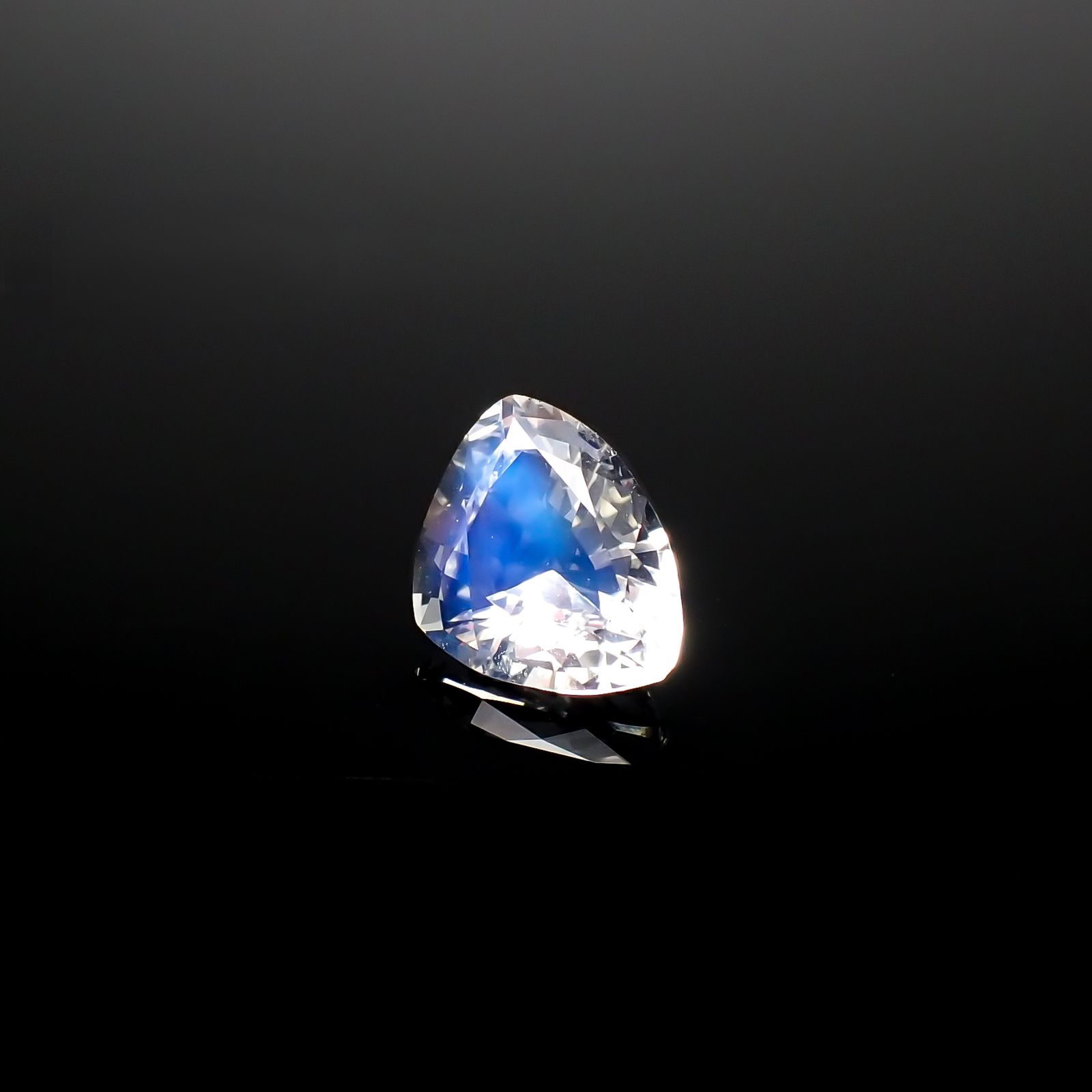 レインボームーンストーン(宝石名ラブラドライト)マダガスカル産 2.426ct ソ付(彩珠)[240326932]10.7x8.5mm前後