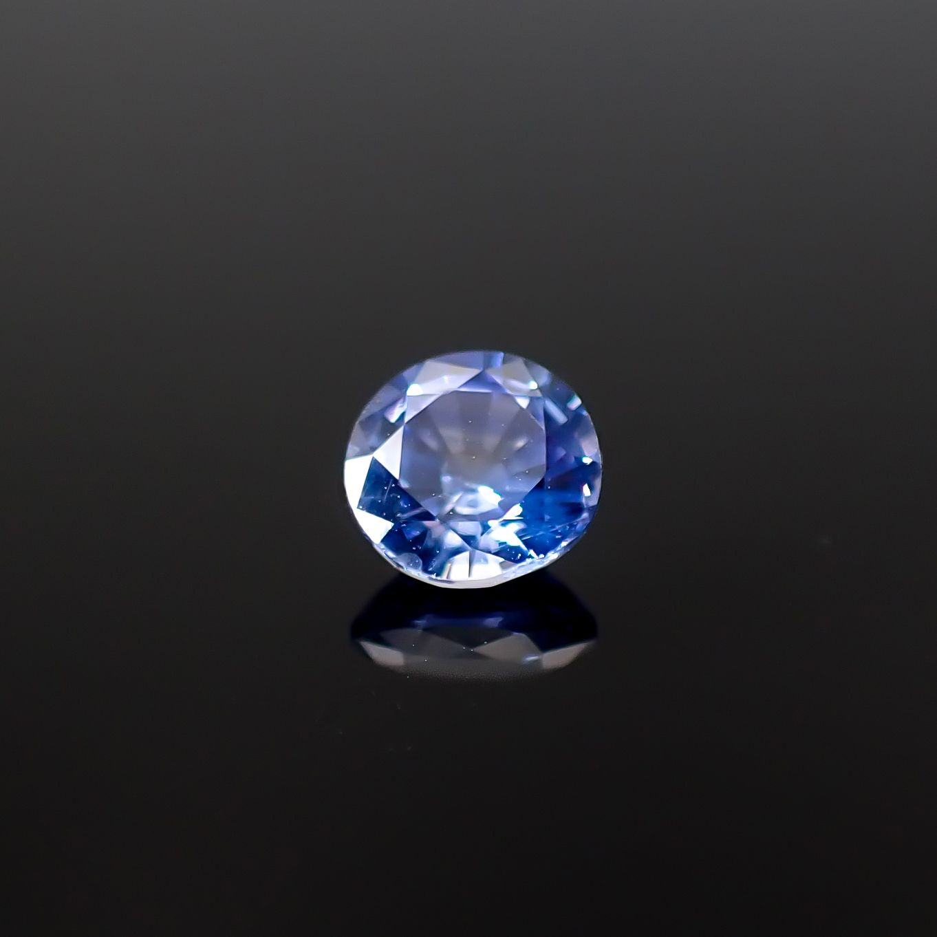 アイスブルーサファイア スリランカ産 0.59ct [250129731]4.9x4.8mm前後
