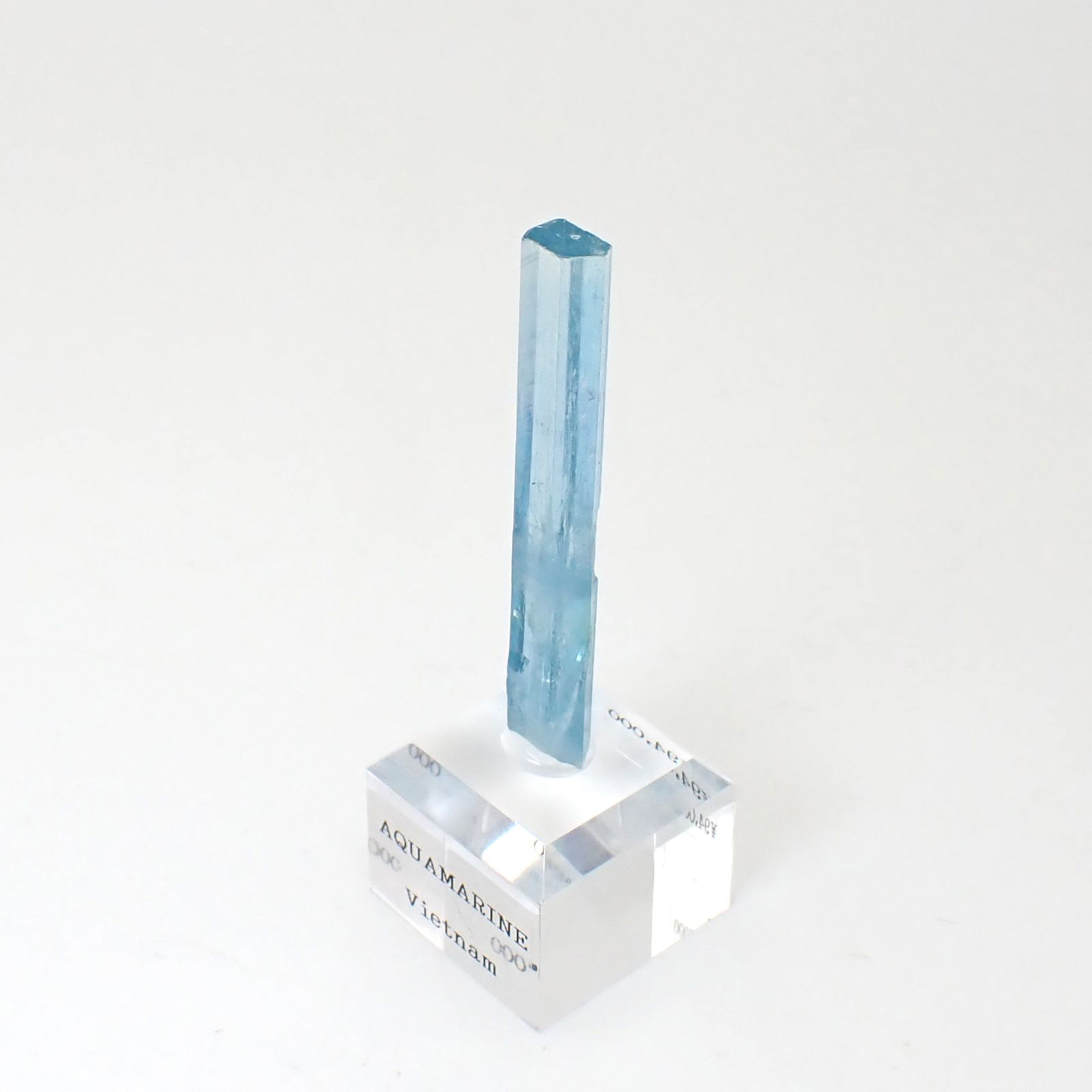 アクアマリン柱状結晶原石 ベトナム産 アクリル台座付き 22.59ct(4.518g) / 4.6x8.2x52.6mm前後 [260632330]