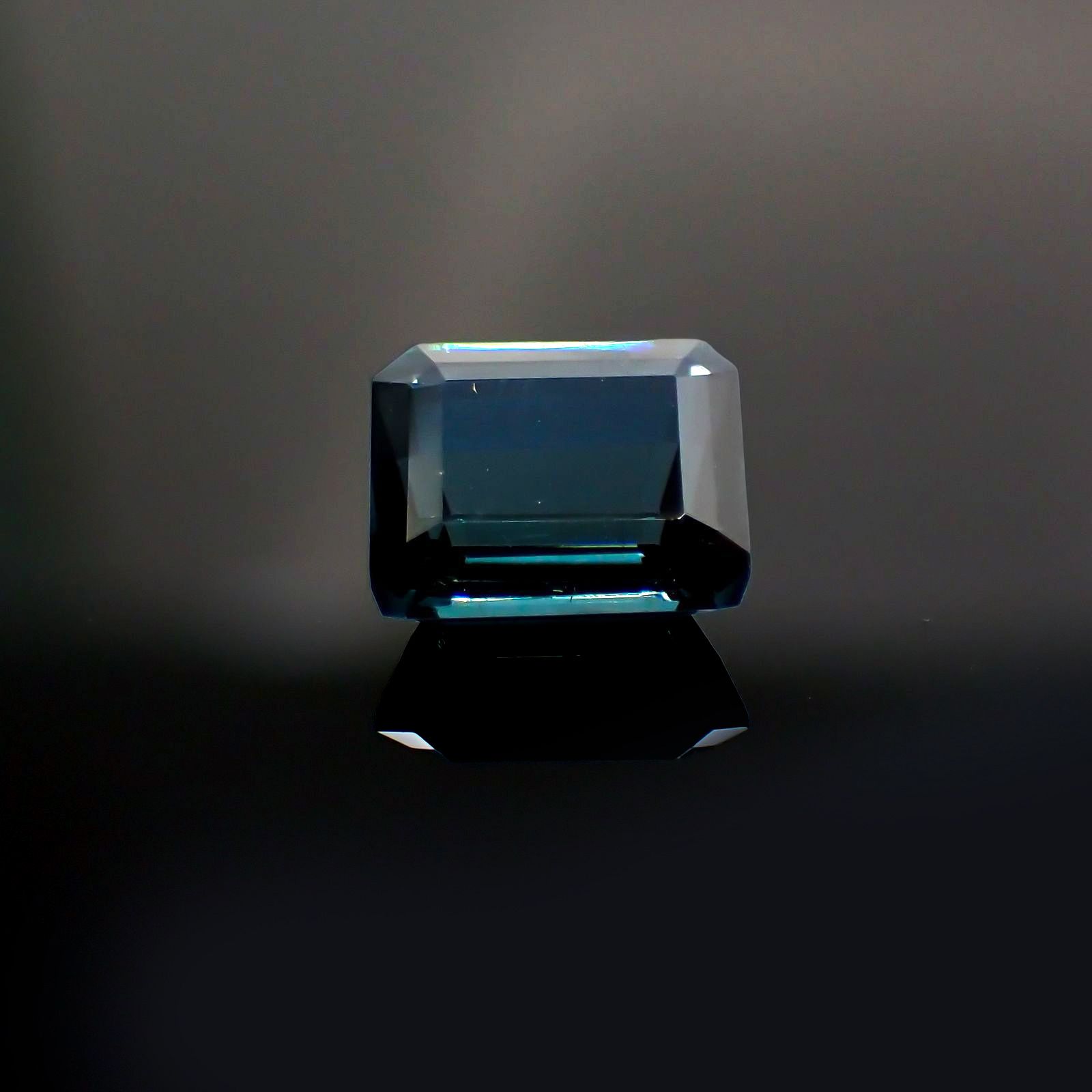 ブルートルマリン(宝石名ブルー・トルマリン) ナイジェリア/ブラジル産 ソ付(彩珠) 1.567ct / 7.2x6.3mm前後 [211013588]