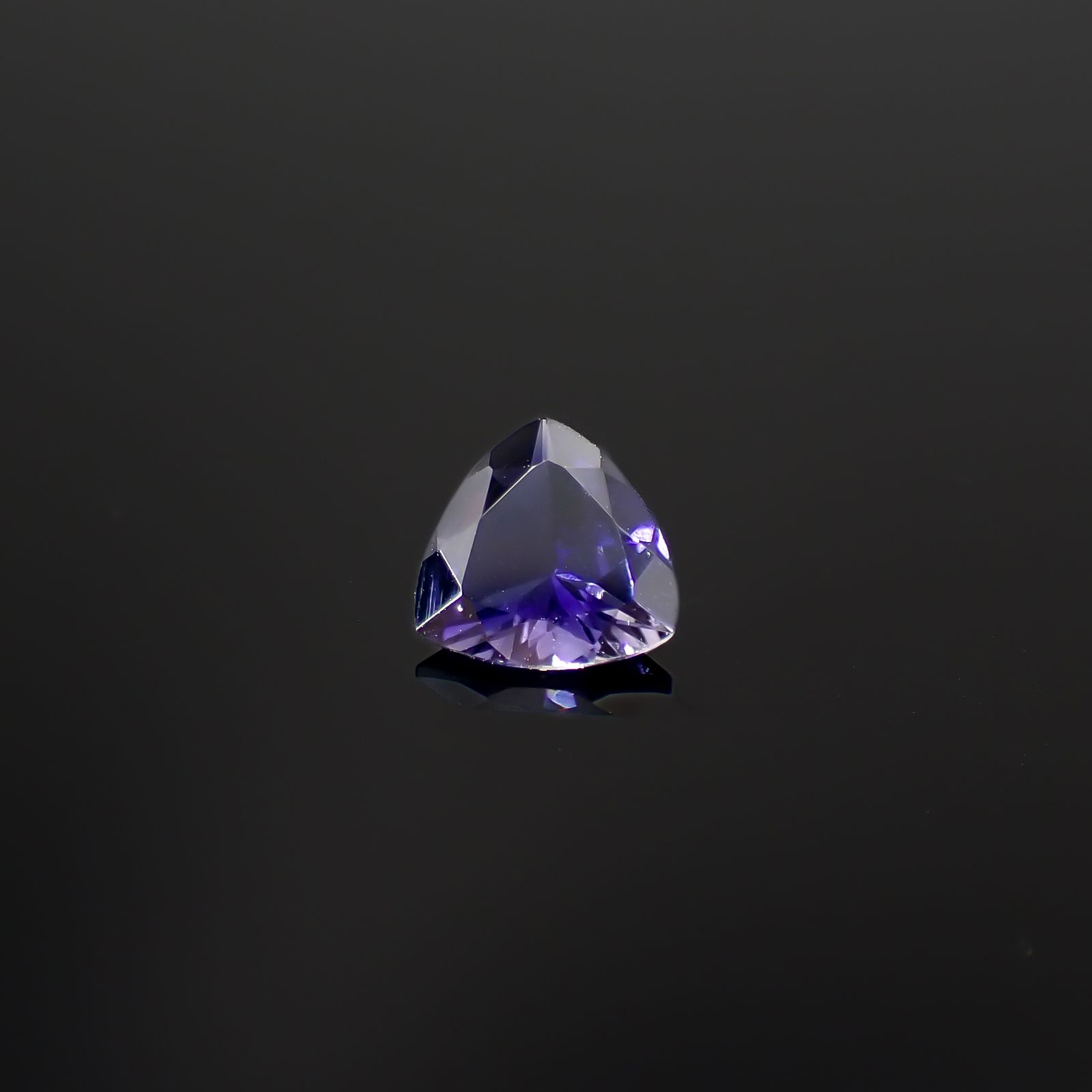 アイオライト タンザニア産 0.53ct / 6.2x6.2mm前後 [260231746]