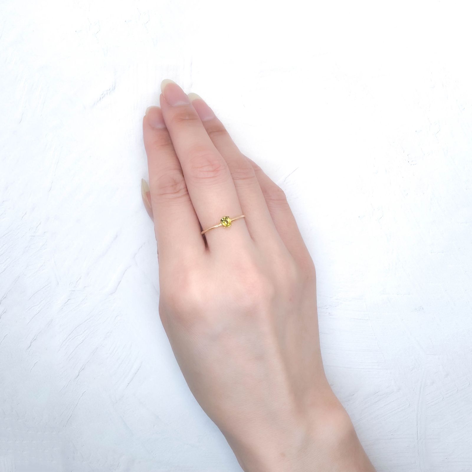 イエローサファイア スリランカ/マダガスカル産 0.25ct / 4.1x3.3mm前後 [250931138]