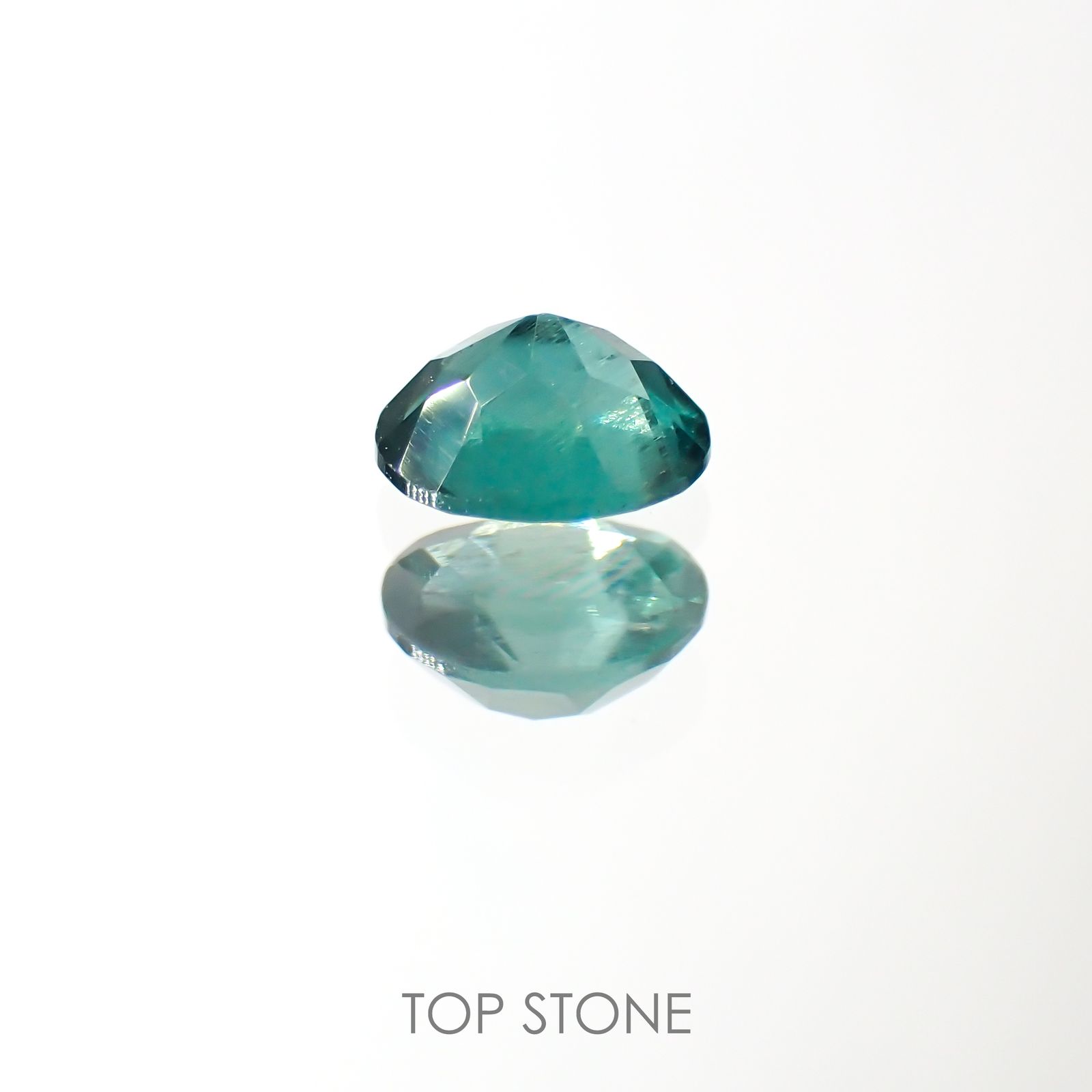 グリーンアパタイト(ノーブルモロキサイト)(宝石名アパタイト) マダガスカル産 0.38ct 識別済[211013536]5×4.1mm前後