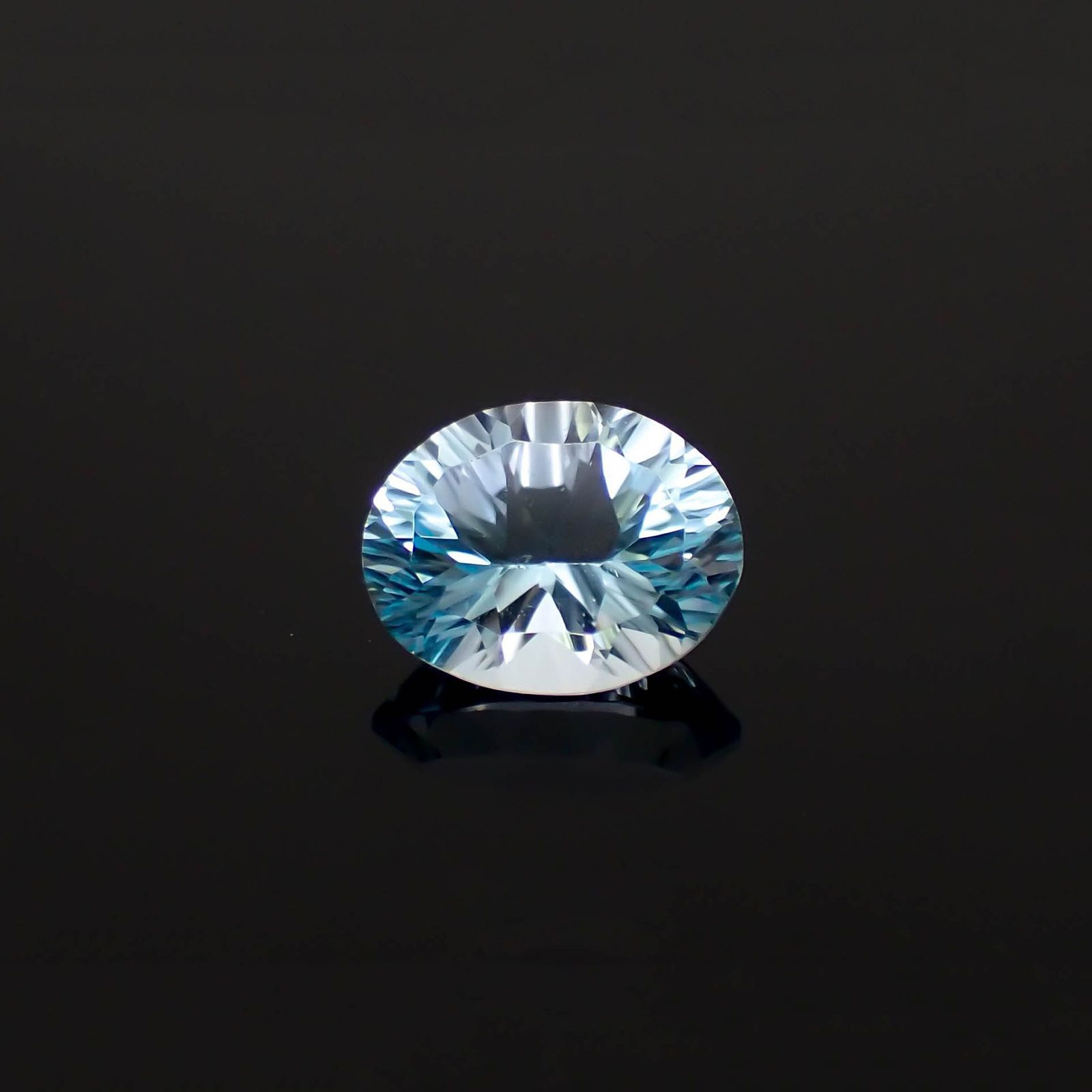 ブルートパーズ ブラジル産 3.03ct / 10.1x7.9mm前後 [251019352]