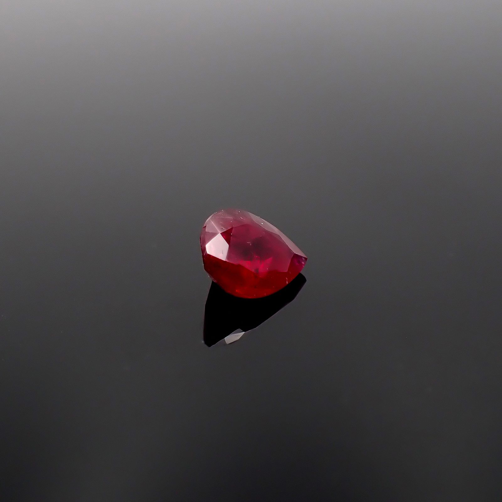 レッドベリル アメリカ・ユタ州産 0.68ct / 7.2x5.5mm前後 [260231785]