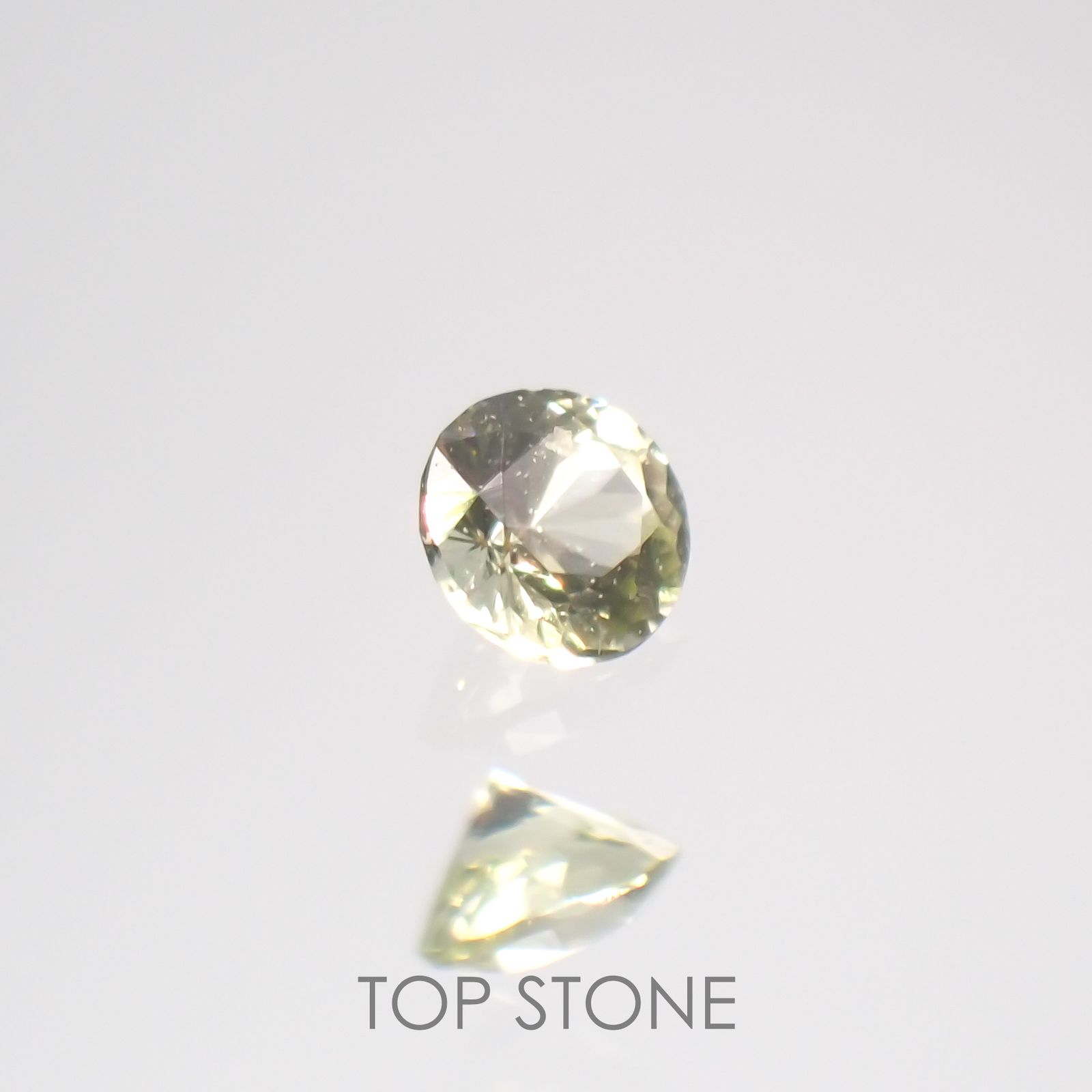 パラサイティックペリドット(宝石名ペリドット) 採取地：ロシア 0.018ct 識別済[210812865]1.5×1.5mm前後
