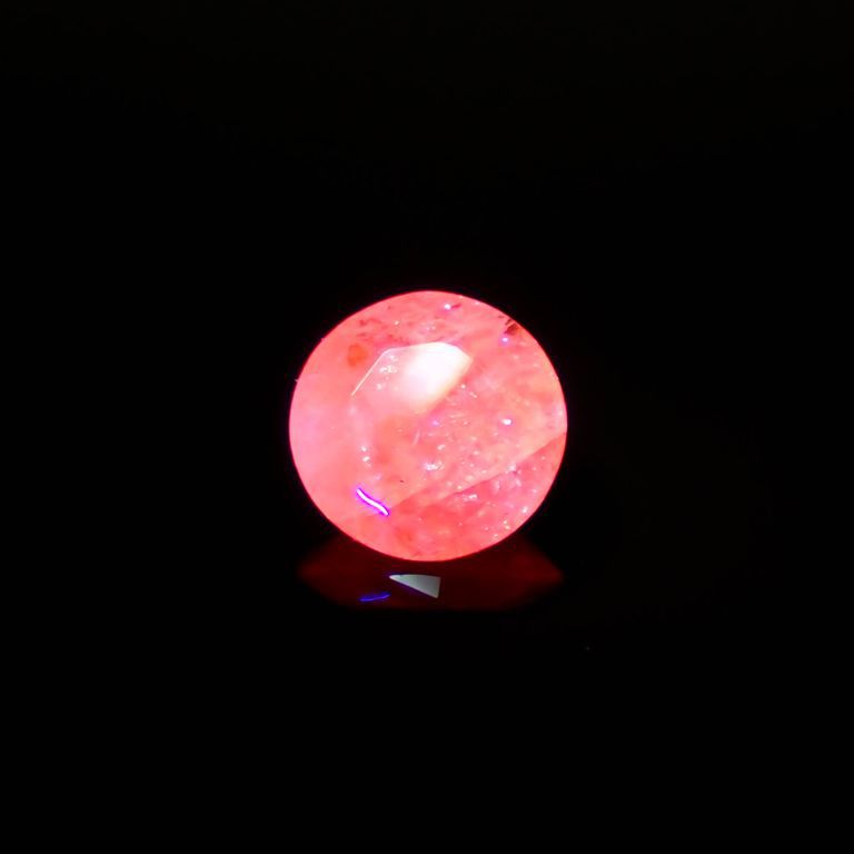 ツグツパイト テネブレッセンス(宝石名タグトゥパイト)グリーンランド産 0.441ct ソ付(彩珠)[221119077]5.6x5.7mm前後