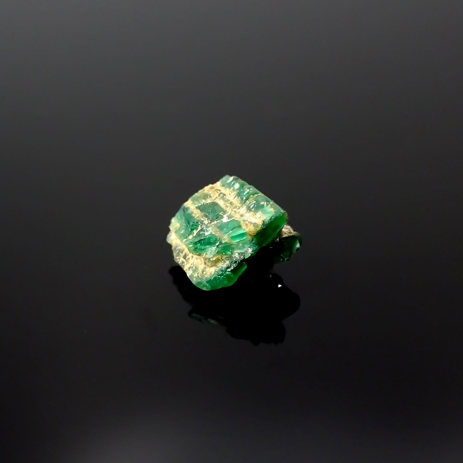 逆トラピッチェエメラルド 原石 コロンビア産 0.47ct[240627849]5x3.1mm前後