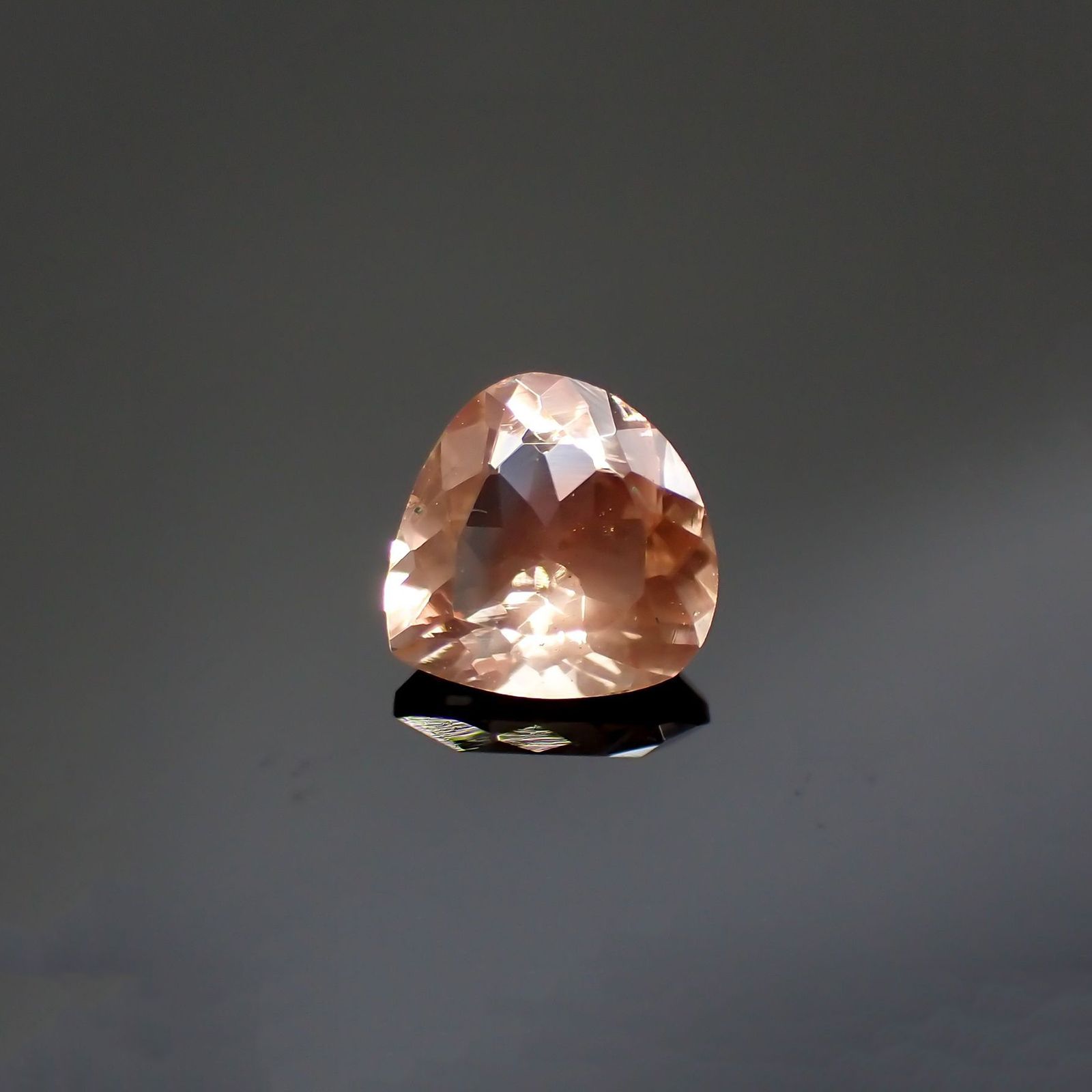 オレゴンサンストーン(宝石名ラブラドライト)アメリカ・オレゴン州産 識別済 0.86ct / 7x6.9mm前後 [220113876]