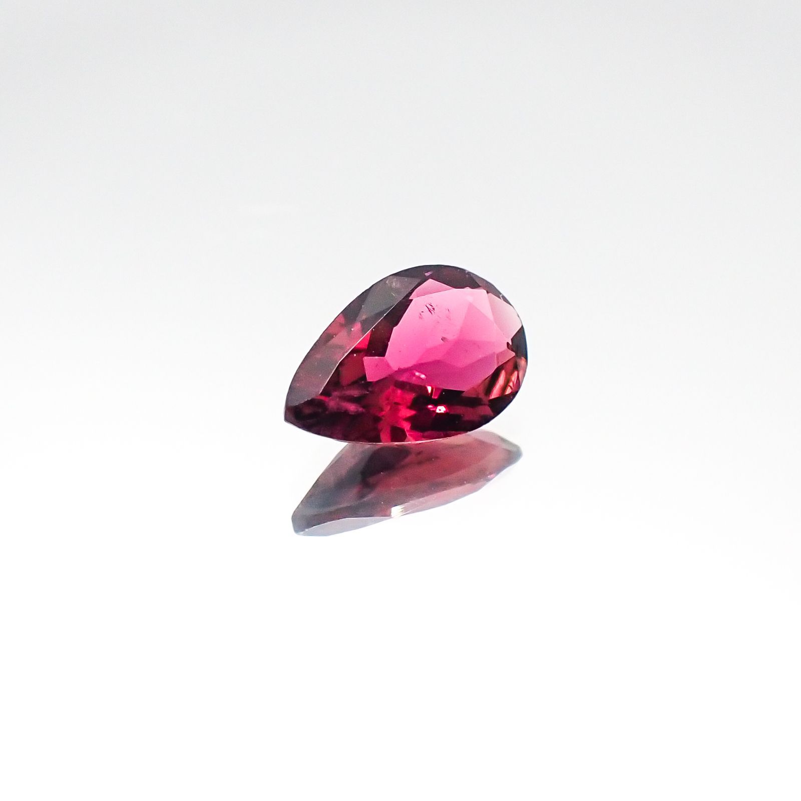パープルトルマリン(宝石名パープル・トルマリン)ブラジル産 0.65ct 識別済[231023896]7.7x5mm前後