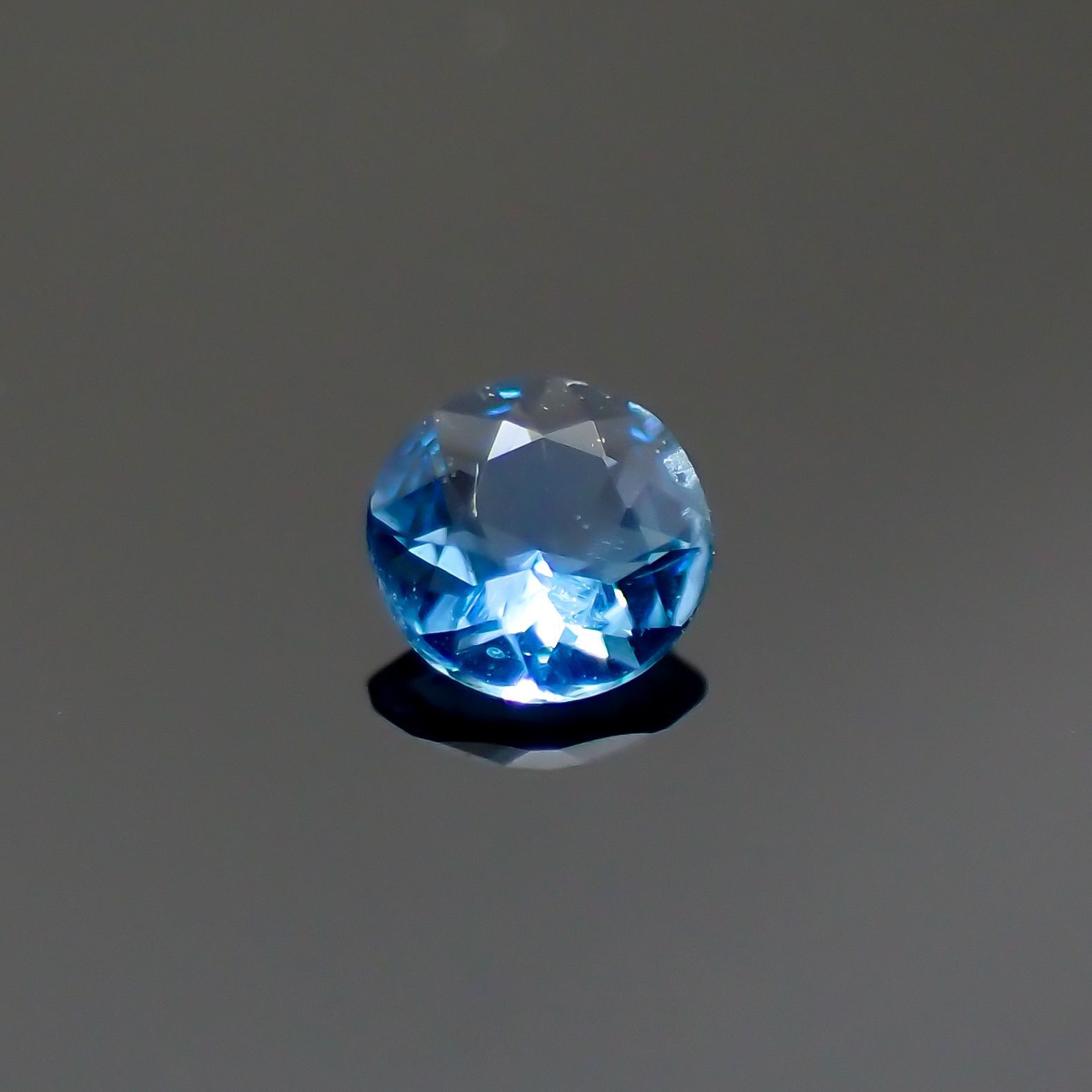 アウイナイト フルオレッセンス(宝石名アウイナイト)ドイツ産 0.035ct 識別済[220114528]2.4x2.4mm前後