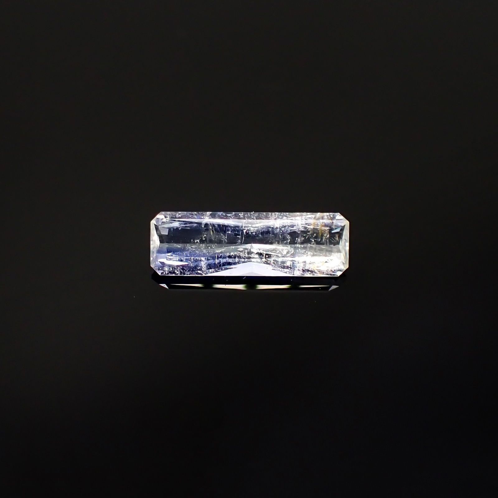 ジェレメジェバイト(宝石名エレメジェバイト)ナミビア産 ソ付(彩珠) 0.904ct / 11.4x3.6mm前後 [220616455]