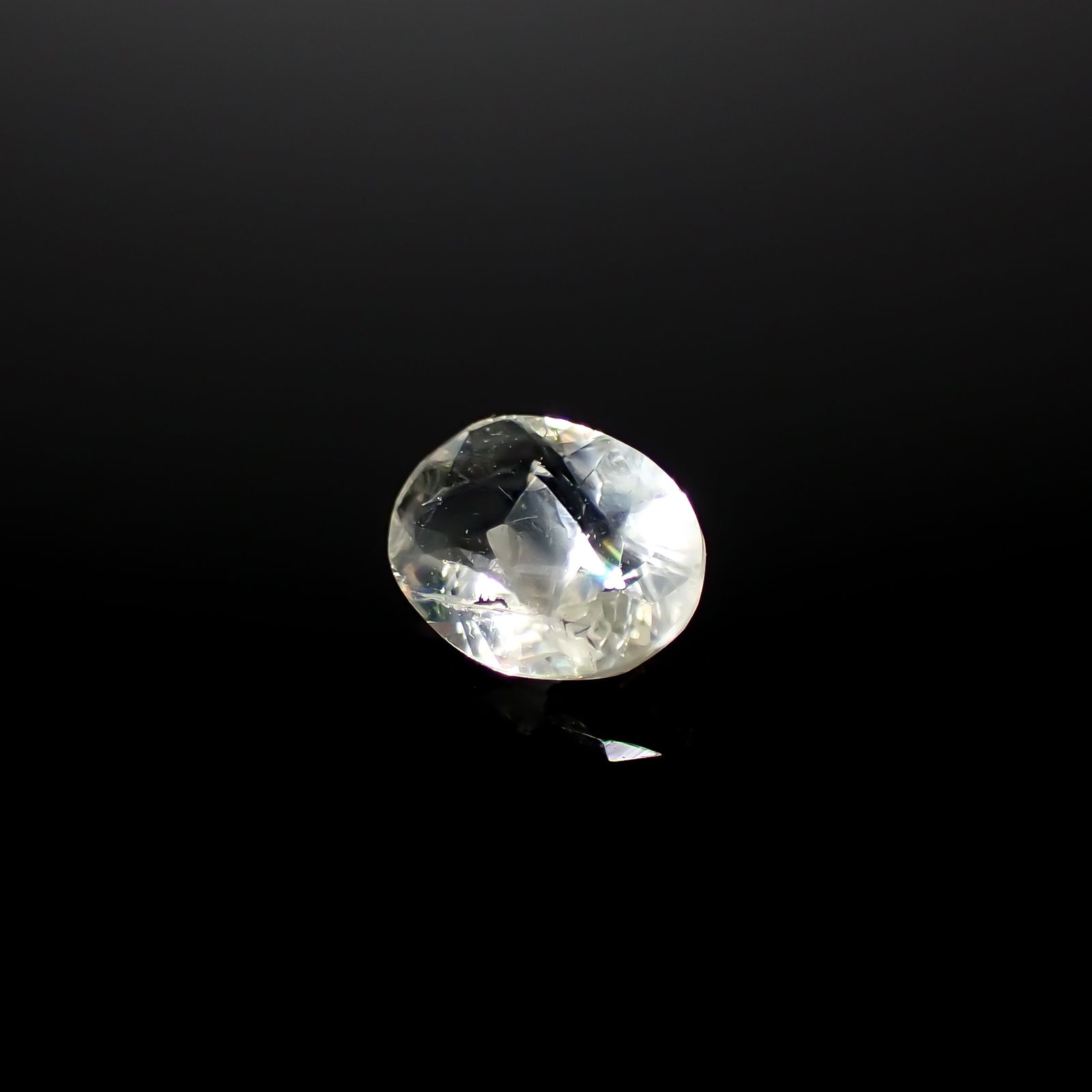リューサイト 遊色効果あり(宝石名リューサイト)イタリア産 0.25ct 識別済[240628416]5x3.9mm前後
