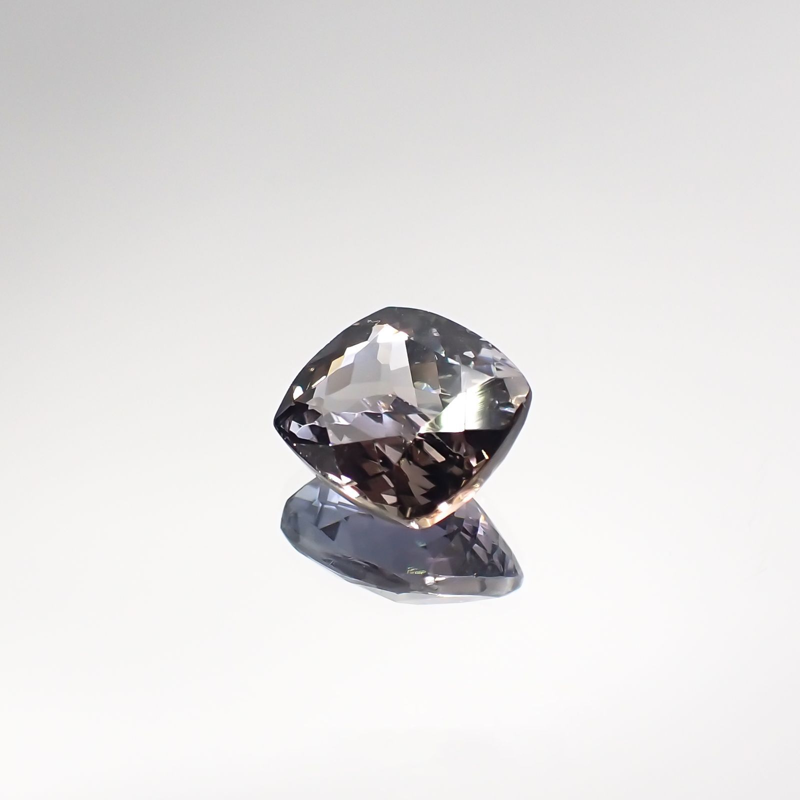 バイカラータンザナイト(宝石名タンザナイト) タンザニア産 2.015ct ソ付(彩珠)[210711828]7.6×6.9mm前後