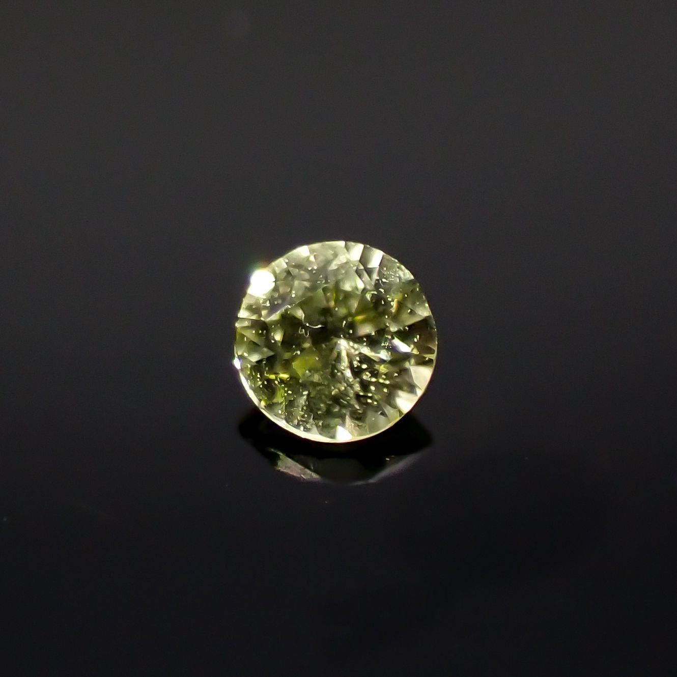 パラサイティックペリドット(宝石名ペリドット)採取地：ロシア 0.025ct 識別済[220616233]1.8x1.8mm前後