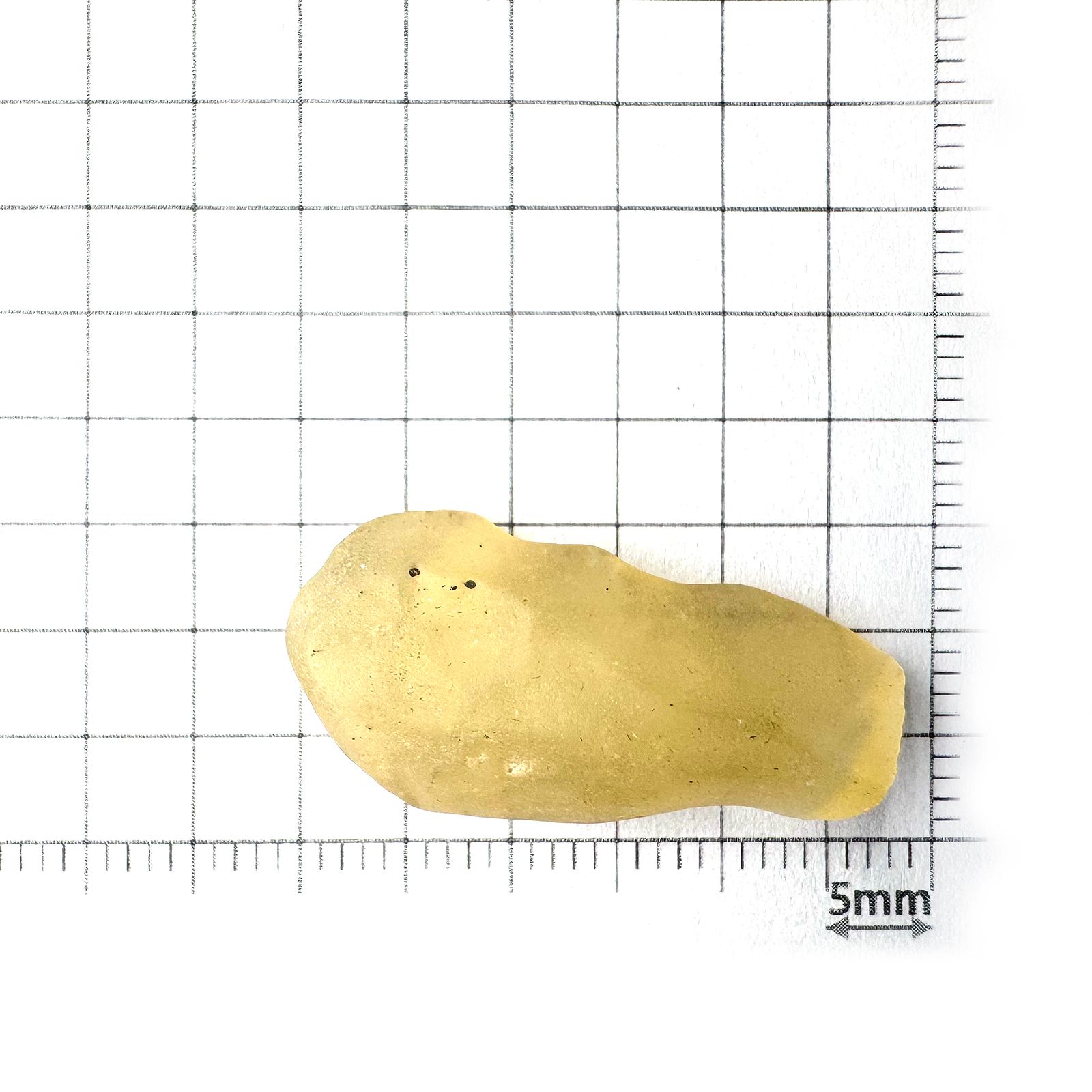 リビアングラス 原石 発見地：エジプト・リビア砂漠 12.79ct [241029285]28.4x13.7mm前後