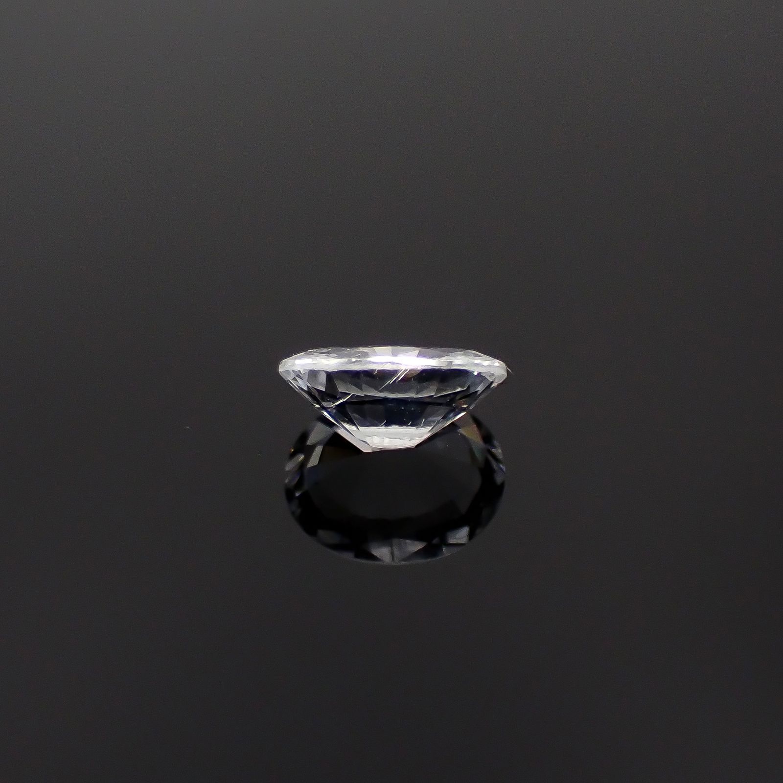 カラーレスサファイア スリランカ産 0.63ct[240527486]6.1x5mm前後