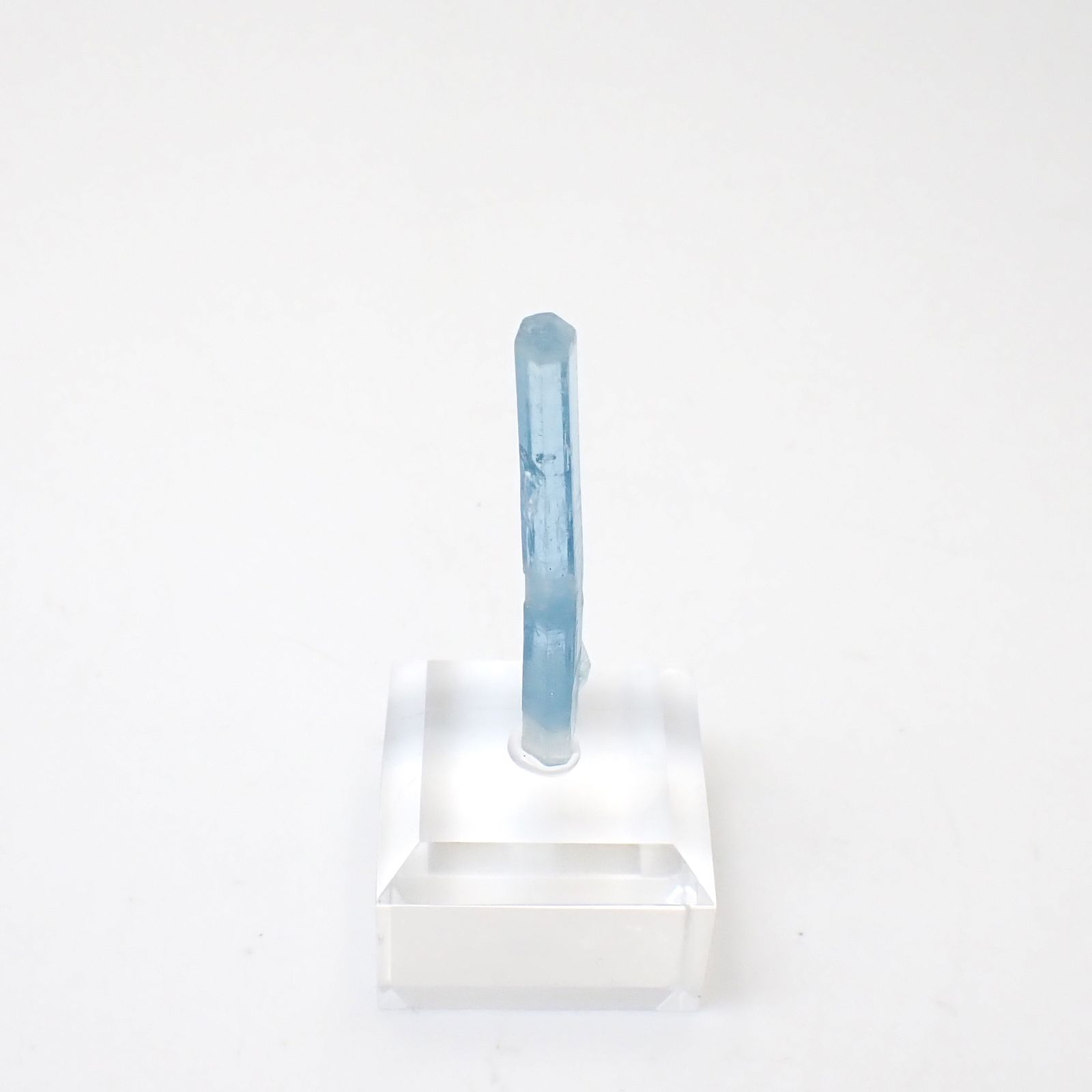 アクアマリン柱状結晶原石 ベトナム産 アクリル台座付き 13.02ct(2.60g) / 4.2x5.5x46.5mm前後 [260632333]