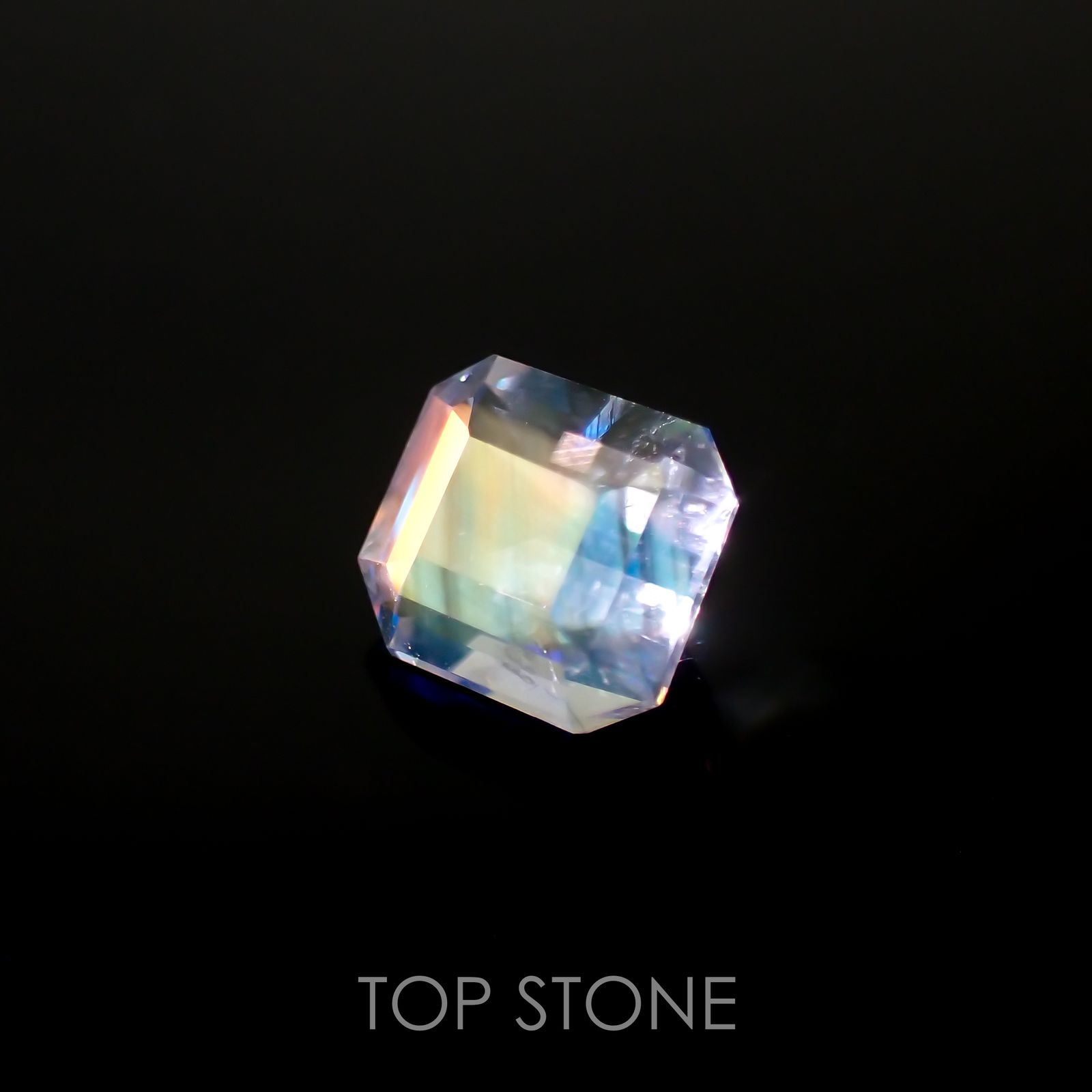 レインボームーンストーン(宝石名ラブラドライト)マダガスカル産 0.68ct 識別済[211113738]5.6x5mm前後