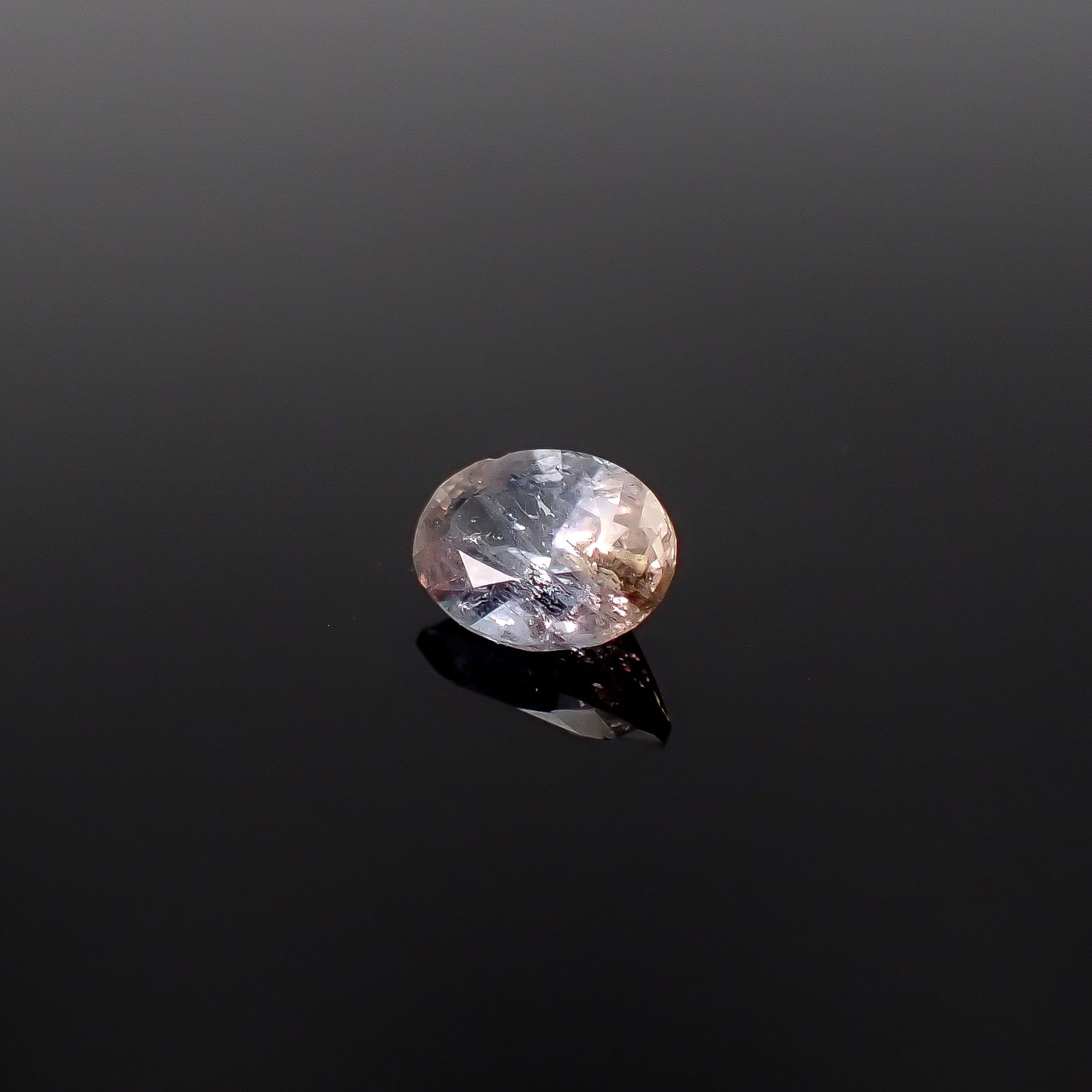 バイカラーマンガンマグネシオアキシナイト(宝石名マンガン/マグネシオ・アキシナイト)タンザニア産 ソ付(日独) 0.552ct / 6.17x4.51mm前後 [260231784]