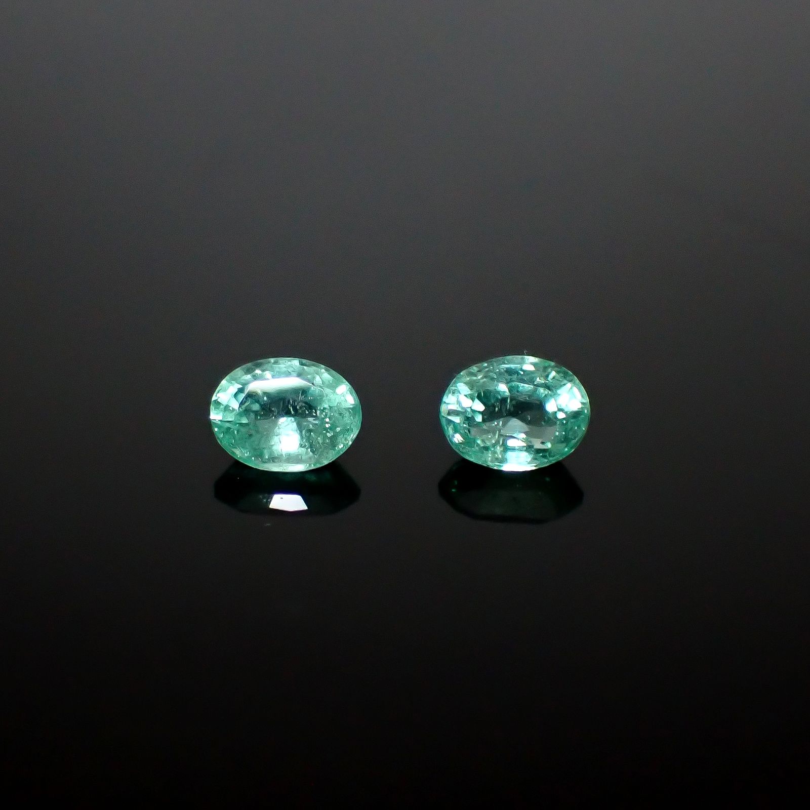 ◇ペアセット◇パステルカラーエメラルド ザンビア産 0.35ct(2pcs合計) [250430238]4x3mm前後