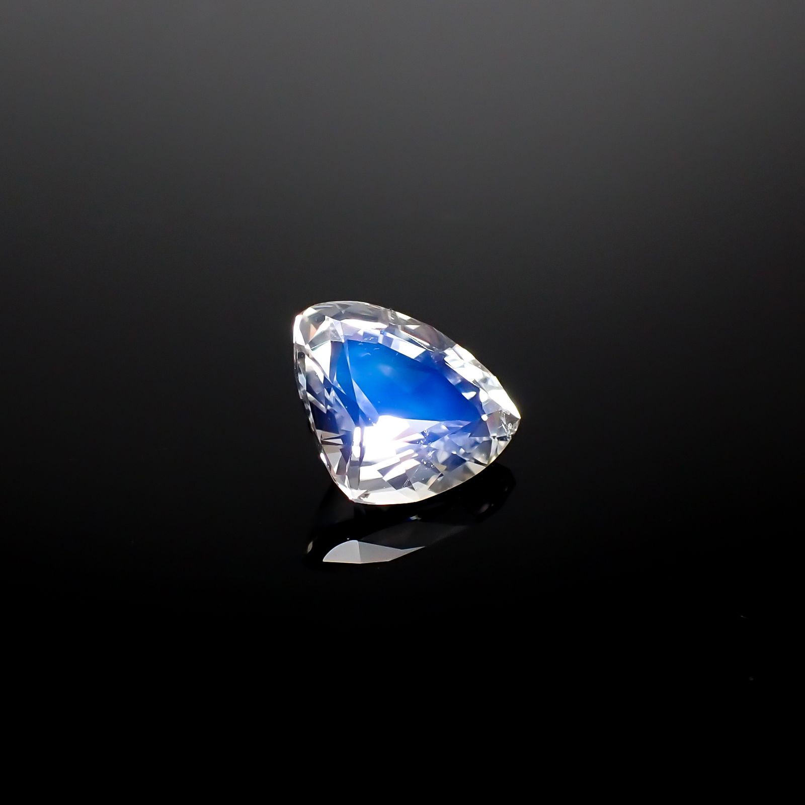 レインボームーンストーン(宝石名ラブラドライト)マダガスカル産 2.426ct ソ付(彩珠)[240326932]10.7x8.5mm前後