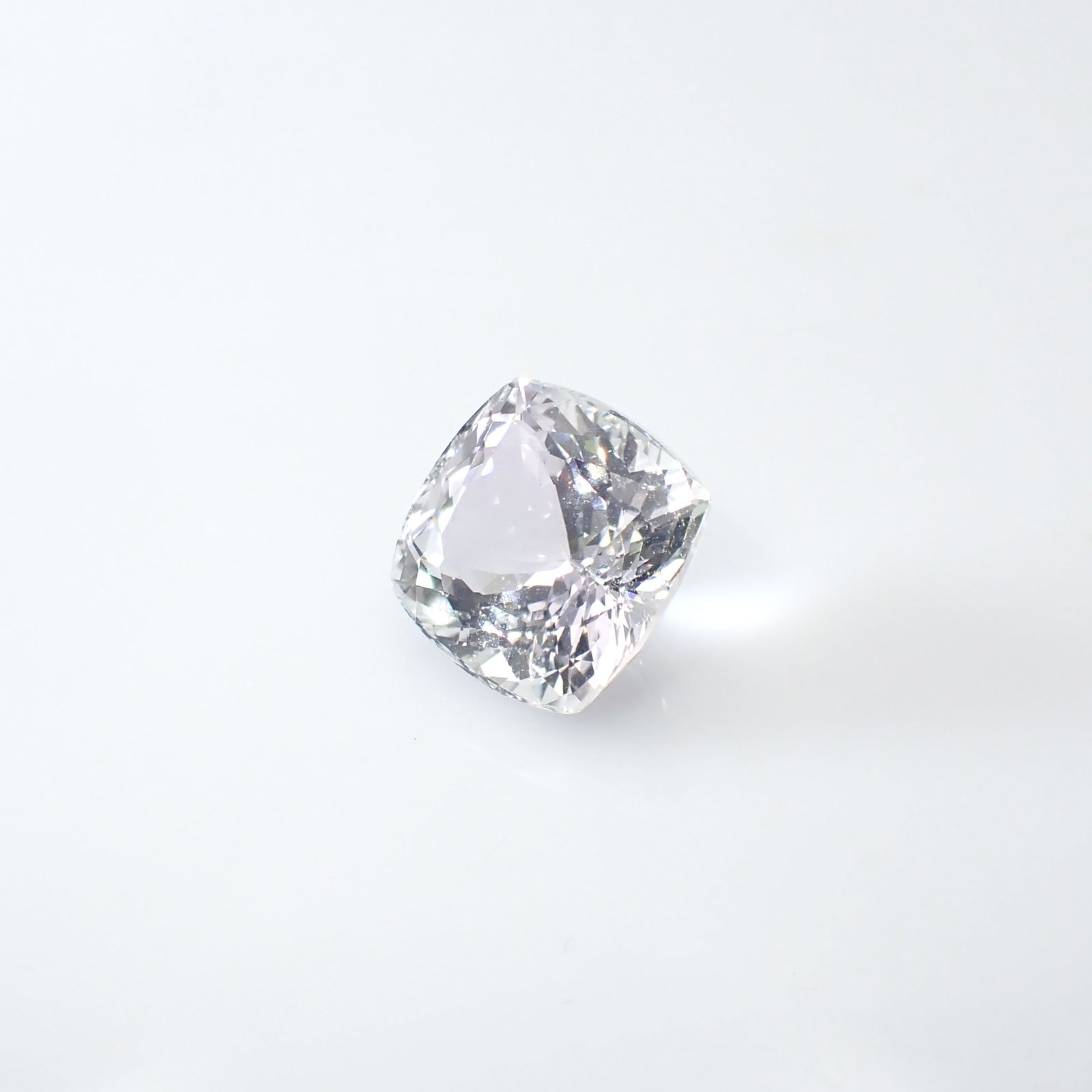 ブルースポジュミン フルオレッセンス(宝石名スポジュミン)アフガニスタン産 13.56ct ソ付(彩珠)[221018695]14x13.7mm前後
