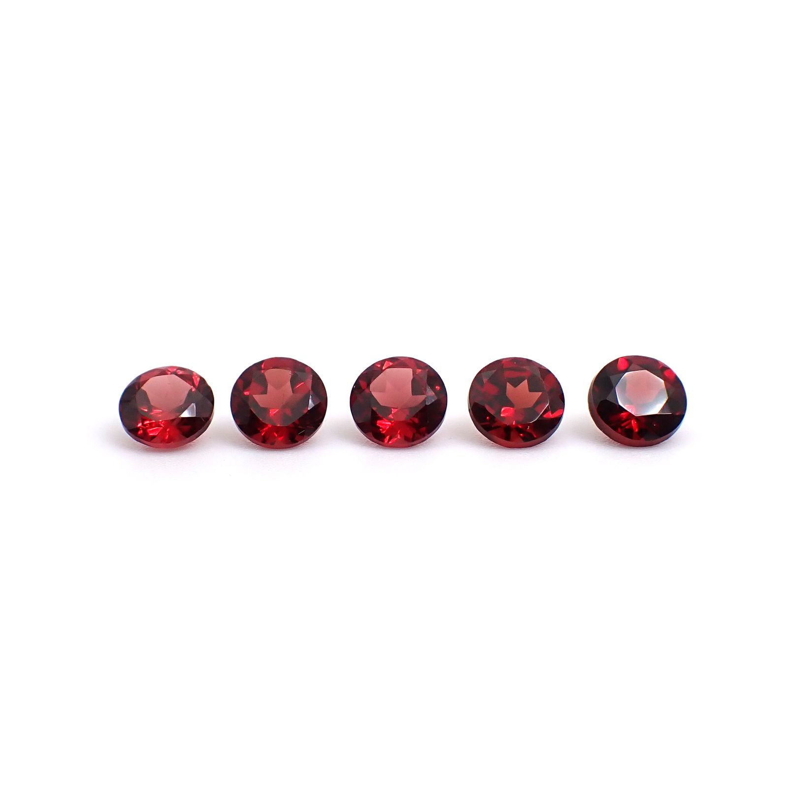 ◇ランダムセレクト◇パイロープアルマンディンガーネット モザンビーク産 約0.60ct / 5x5mm前後 [260532201]