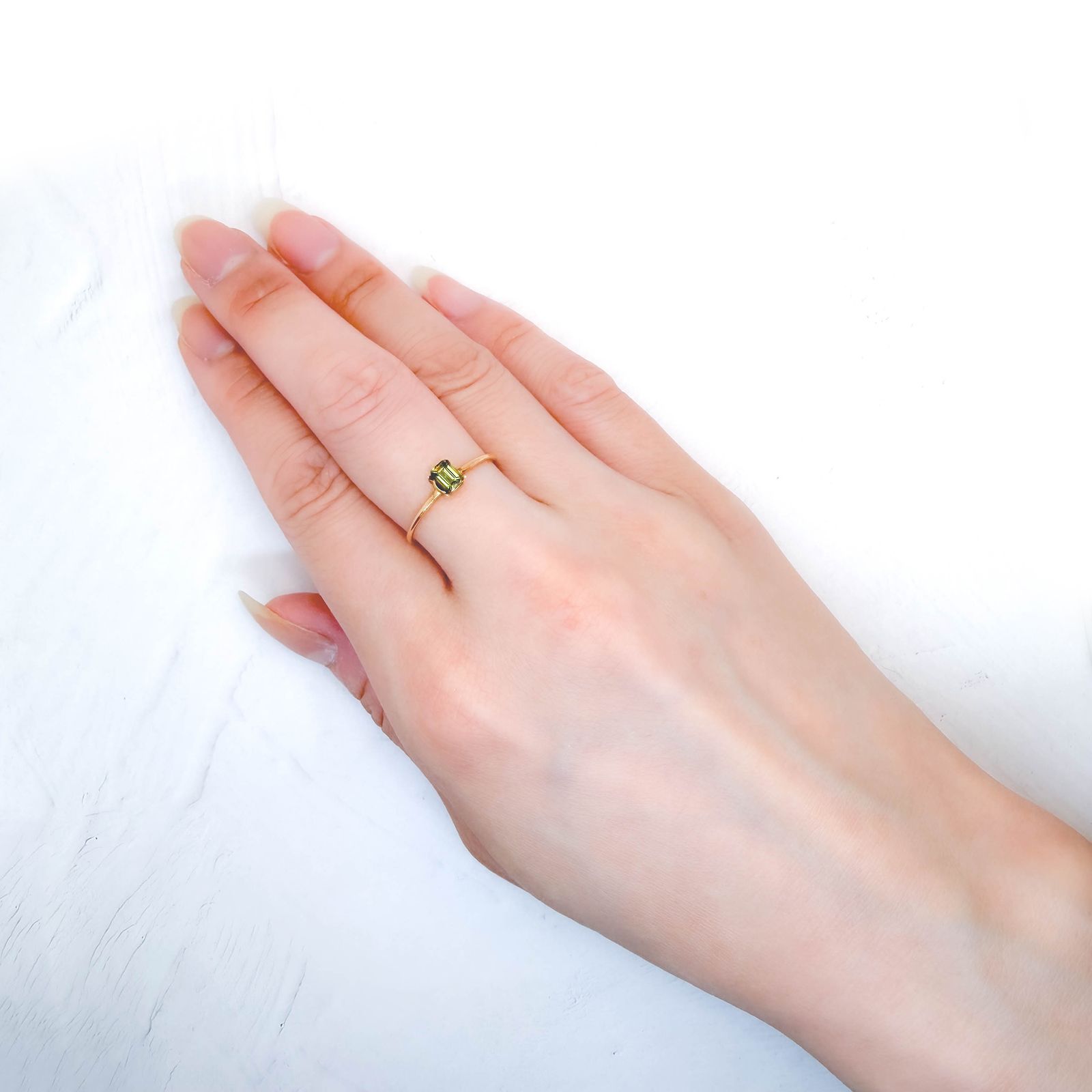 カラーチェンジスフェーン パキスタン産 0.35ct / 4.4x3.3mm前後 [260632440]