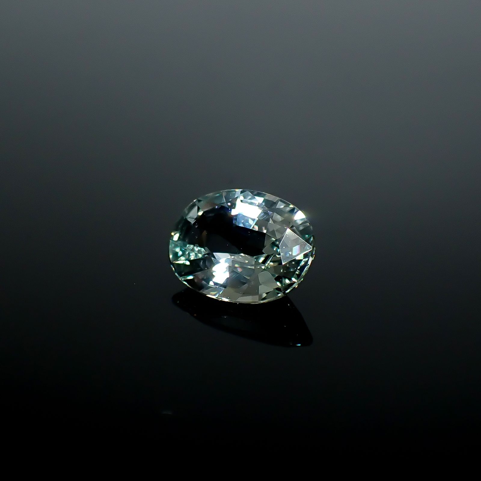 アイスブルーグリーンサファイア 非加熱(宝石名サファイア)スリランカ/マダガスカル産 1.91ct GIT鑑付[250830960]8.93x6.82mm前後