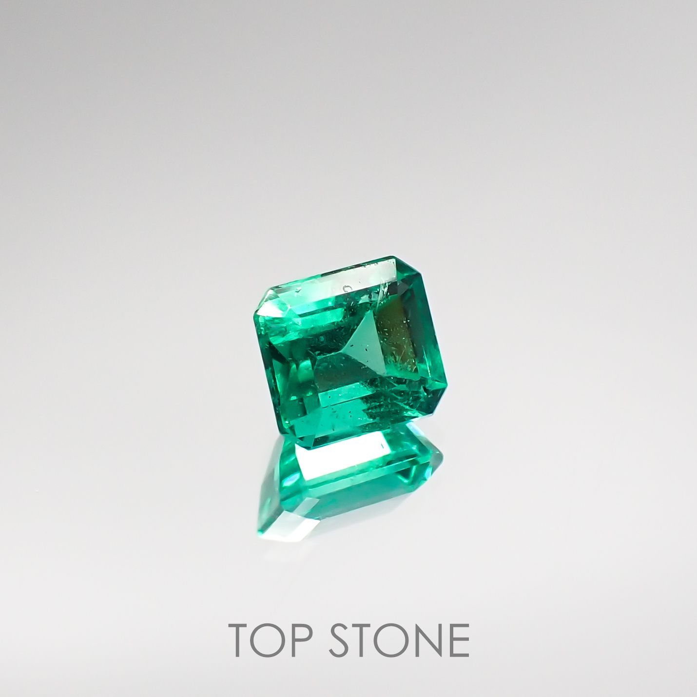 エメラルド コロンビア産 ルース 0.64ct[210711708]5.3×4.7mm前後