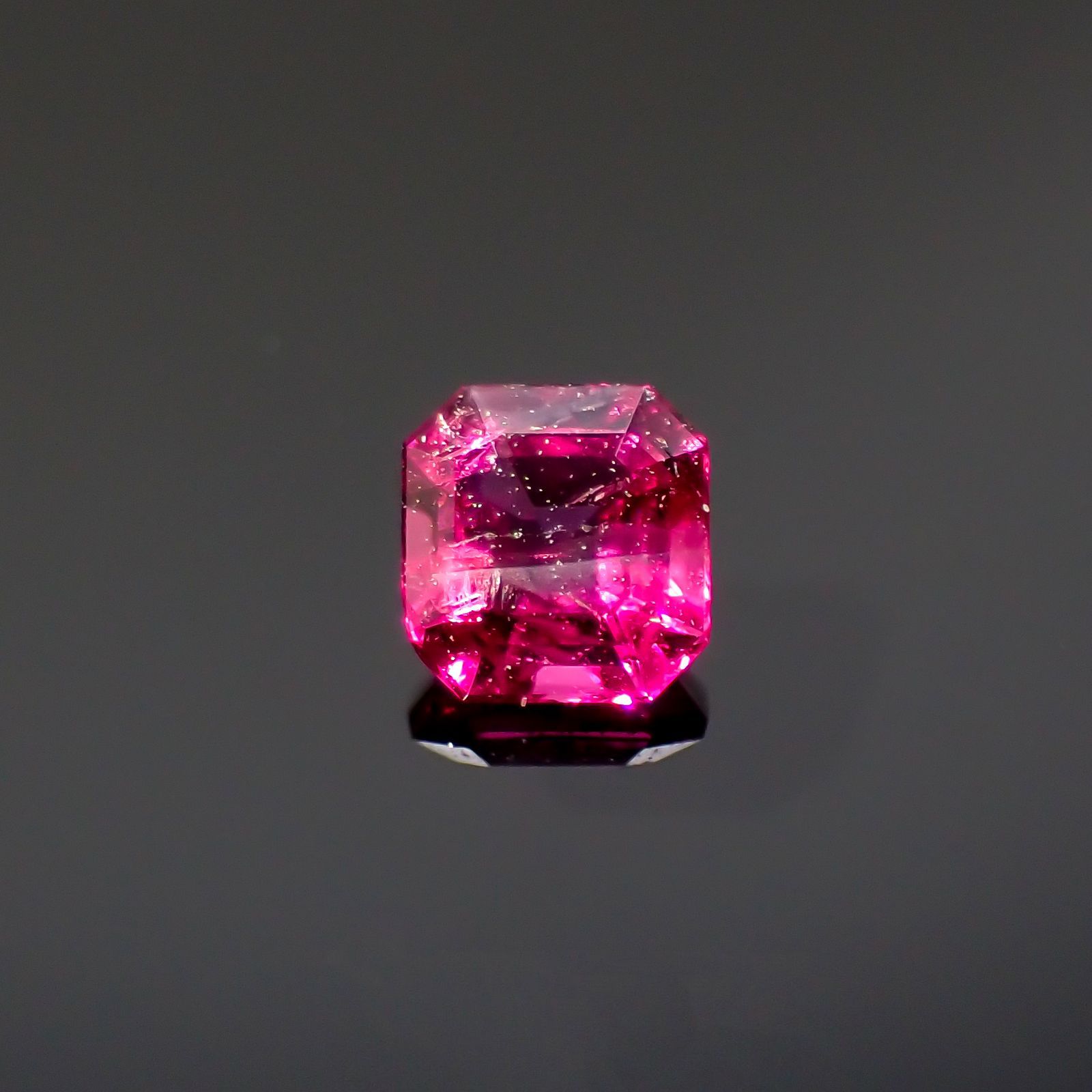 レッドベリル(宝石名レッド・ベリル)アメリカ・ユタ州産 0.10ct 識別済[220515849]2.9x2.7mm前後